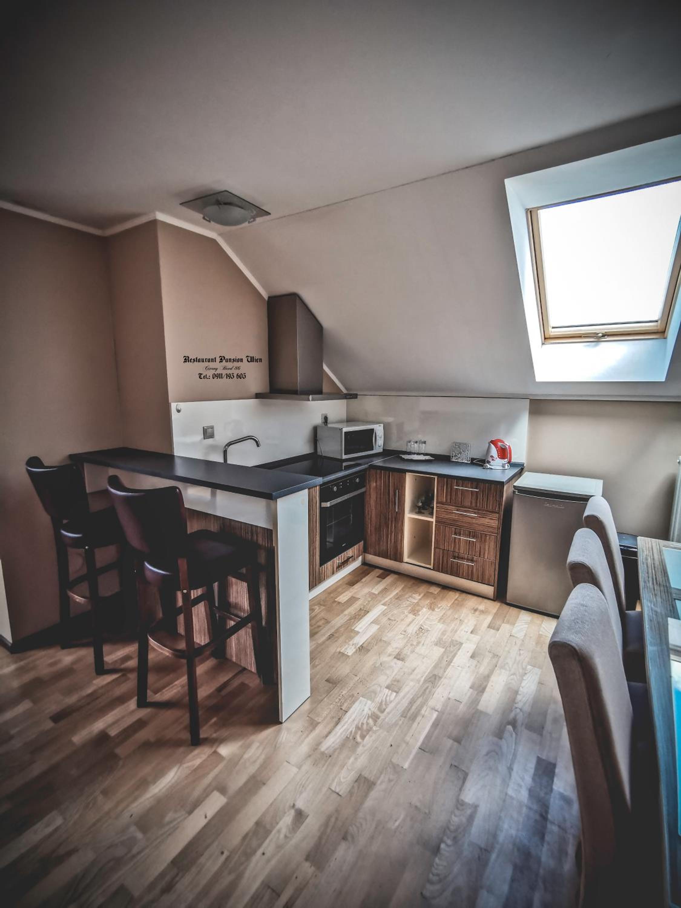 Deluxe King Suite - Photo 10