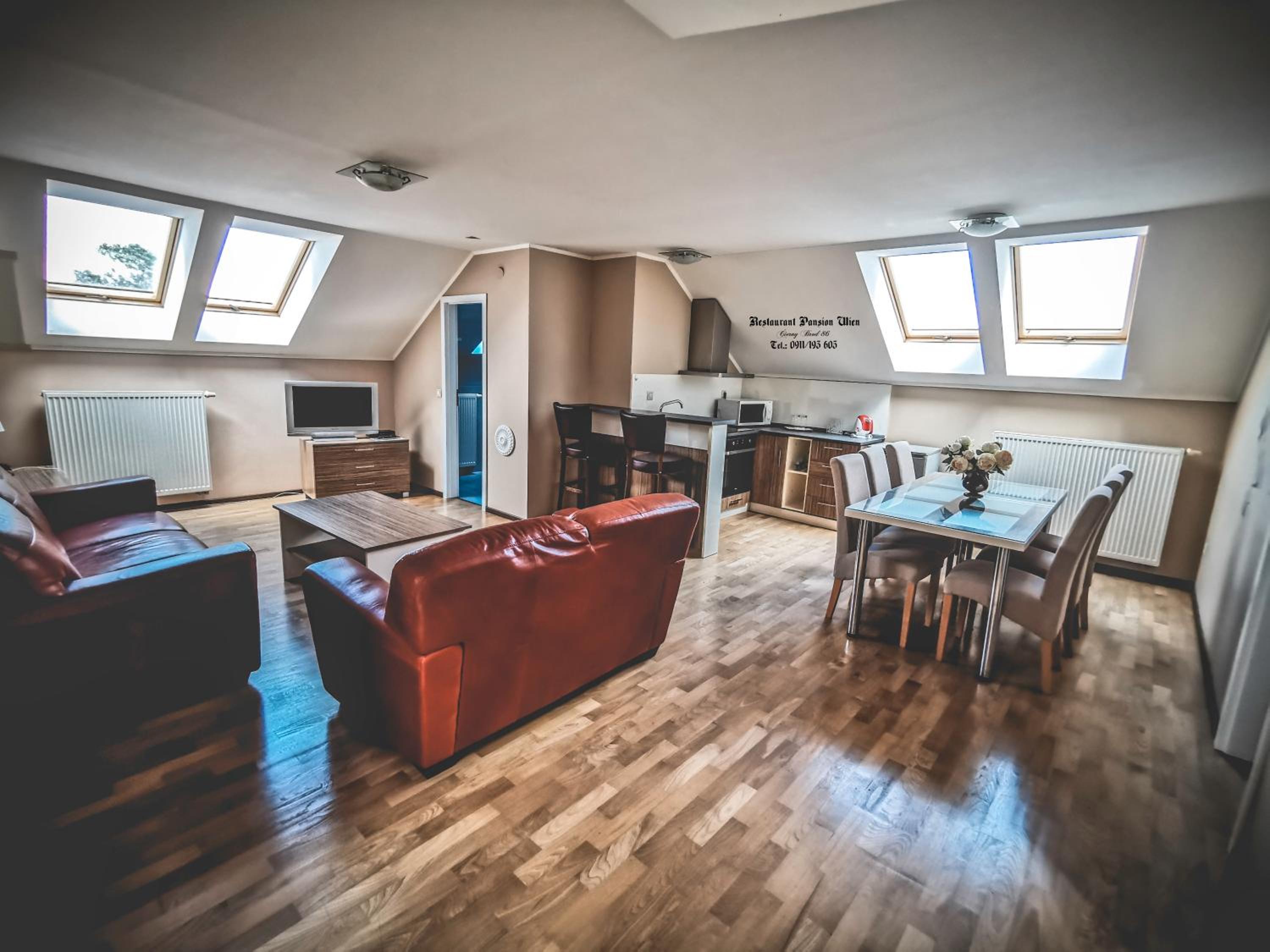 Deluxe King Suite - Photo 6