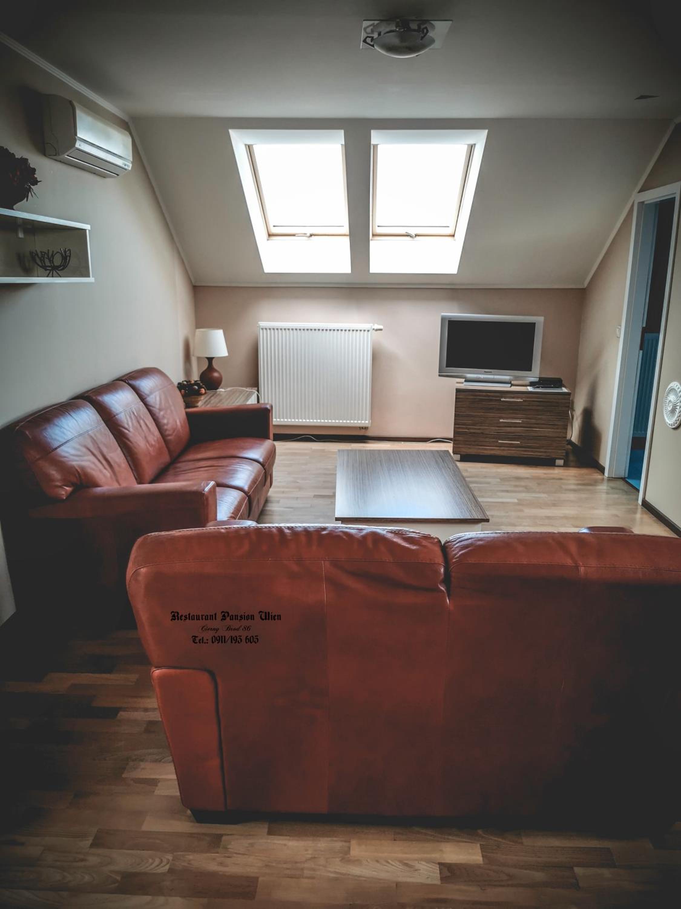 Deluxe King Suite - Photo 7