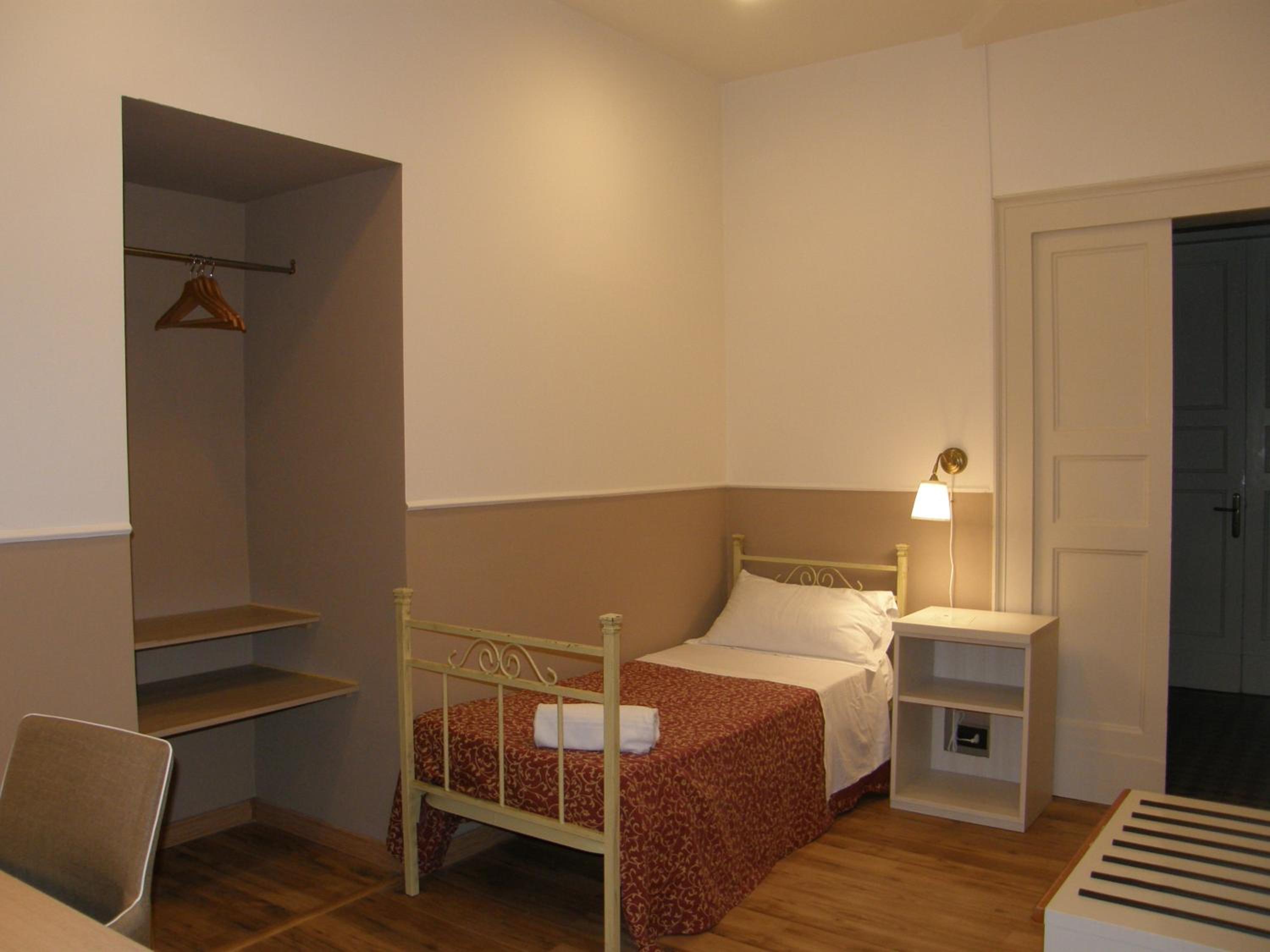 Single Room with Private Bathroom photo 1