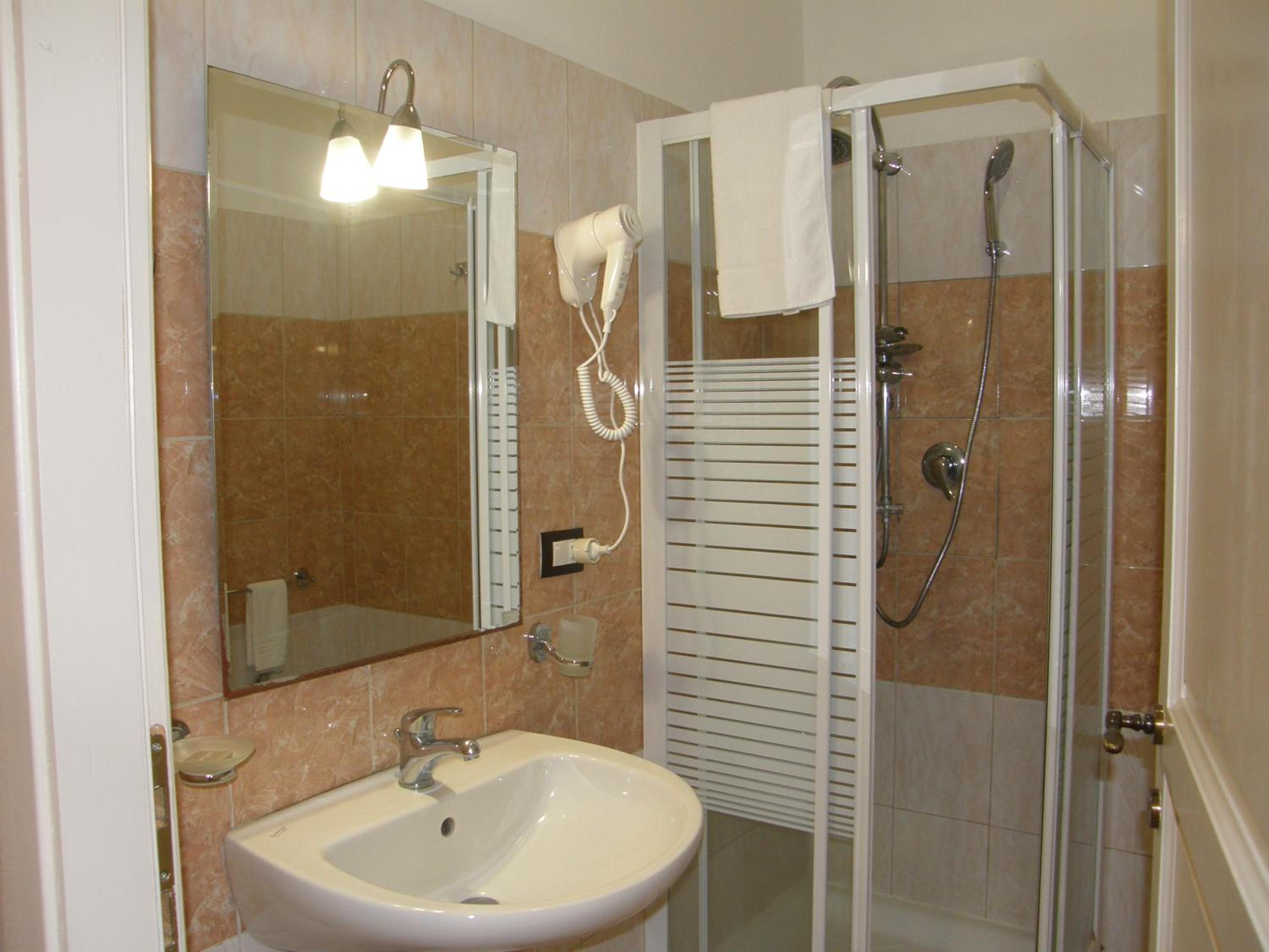 Single Room with Private Bathroom photo 3