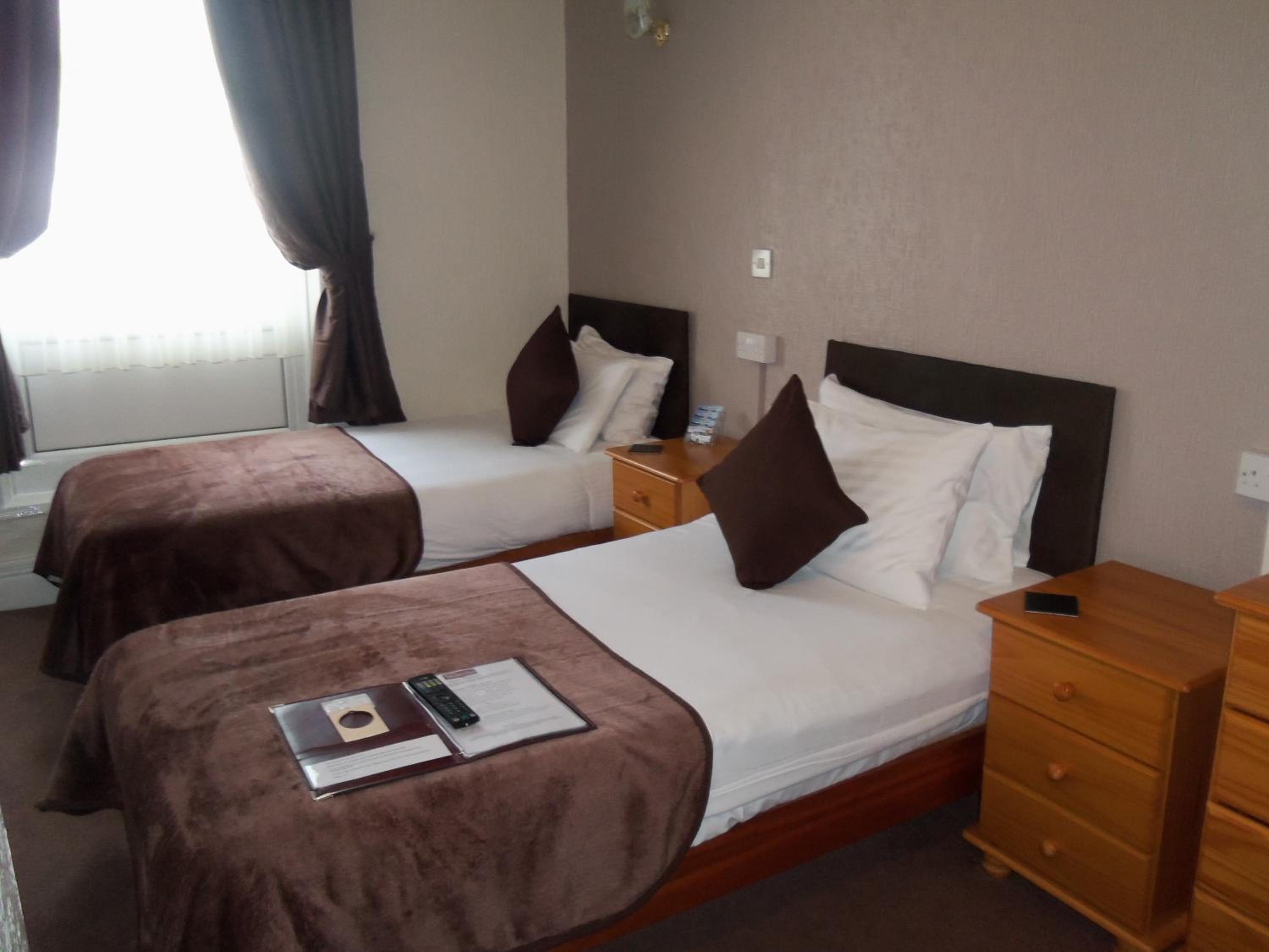 Twin Room with Private Bathroom photo 3