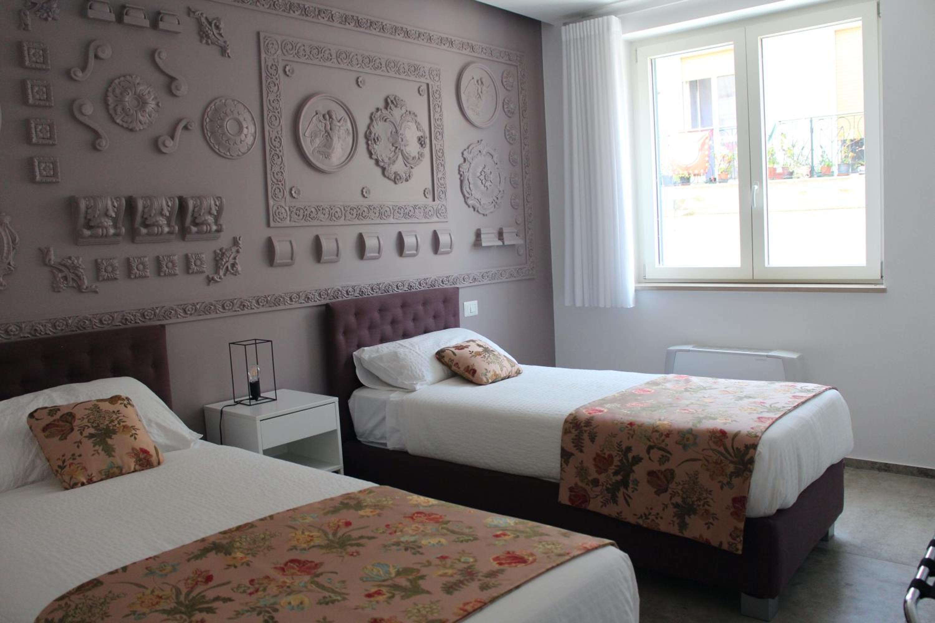 Twin Room with Private External Bathroom - Photo 7