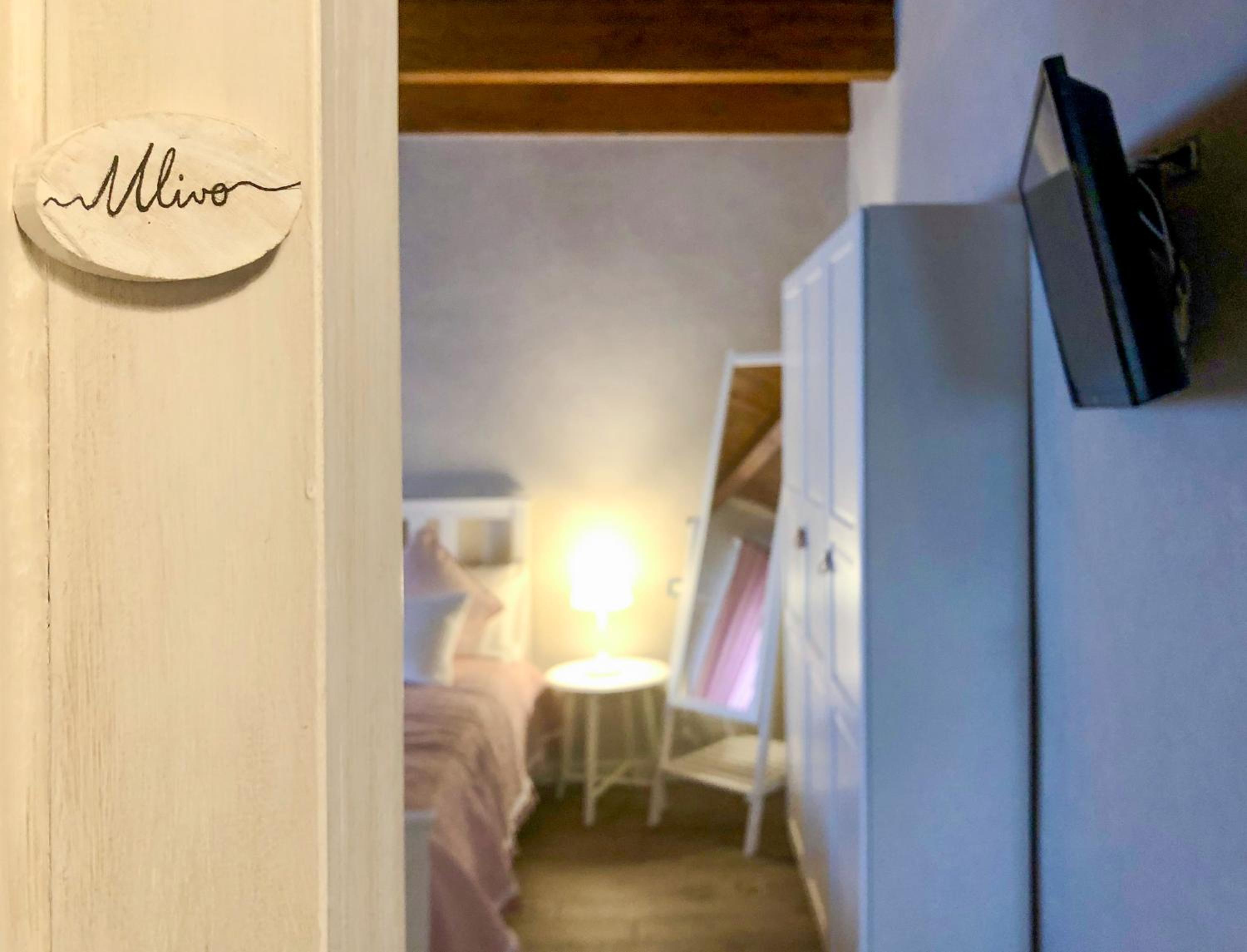Deluxe Room (2 Adults + 1 Child) - Photo 2