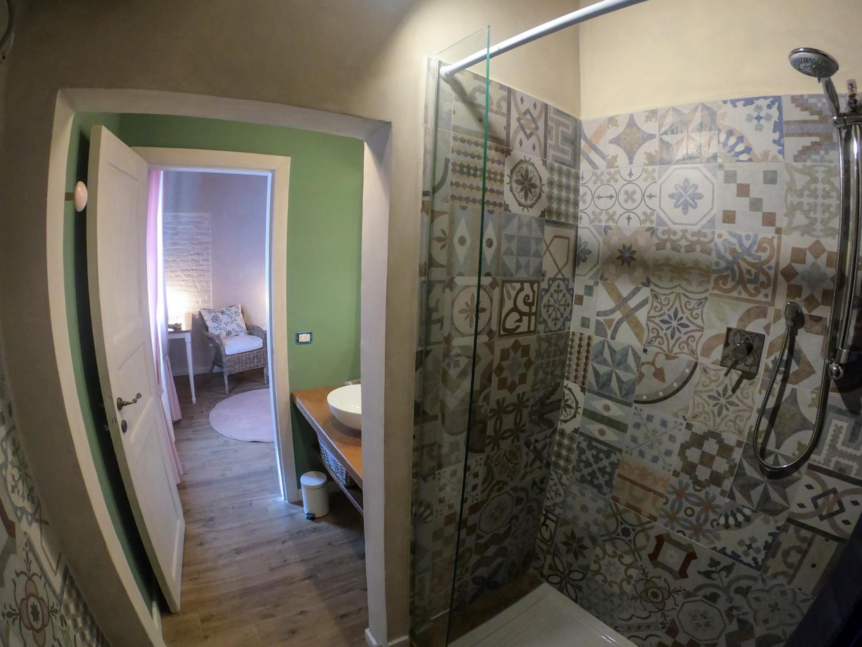 Deluxe Room (2 Adults + 1 Child) - Photo 6