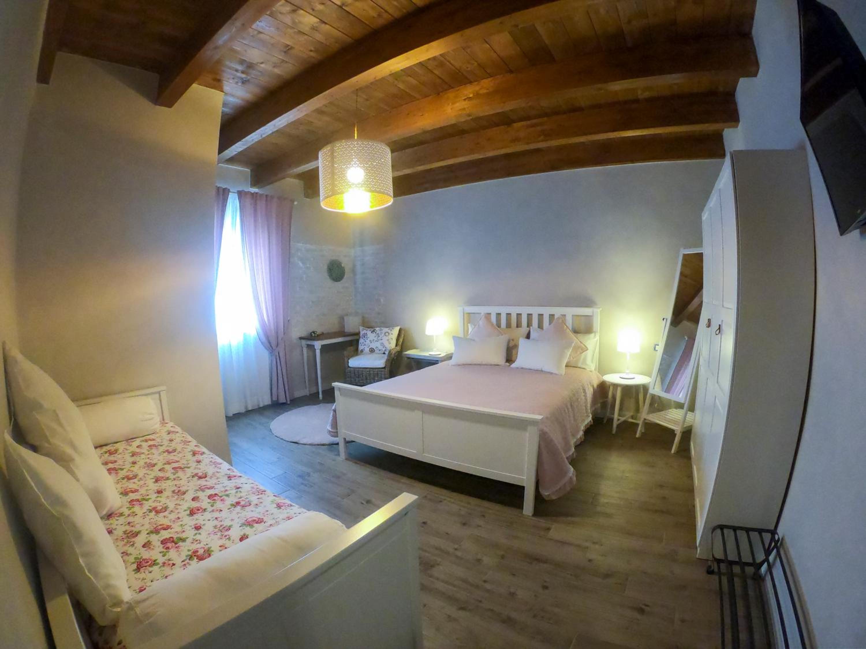 Deluxe Room (2 Adults + 1 Child) - Photo 4