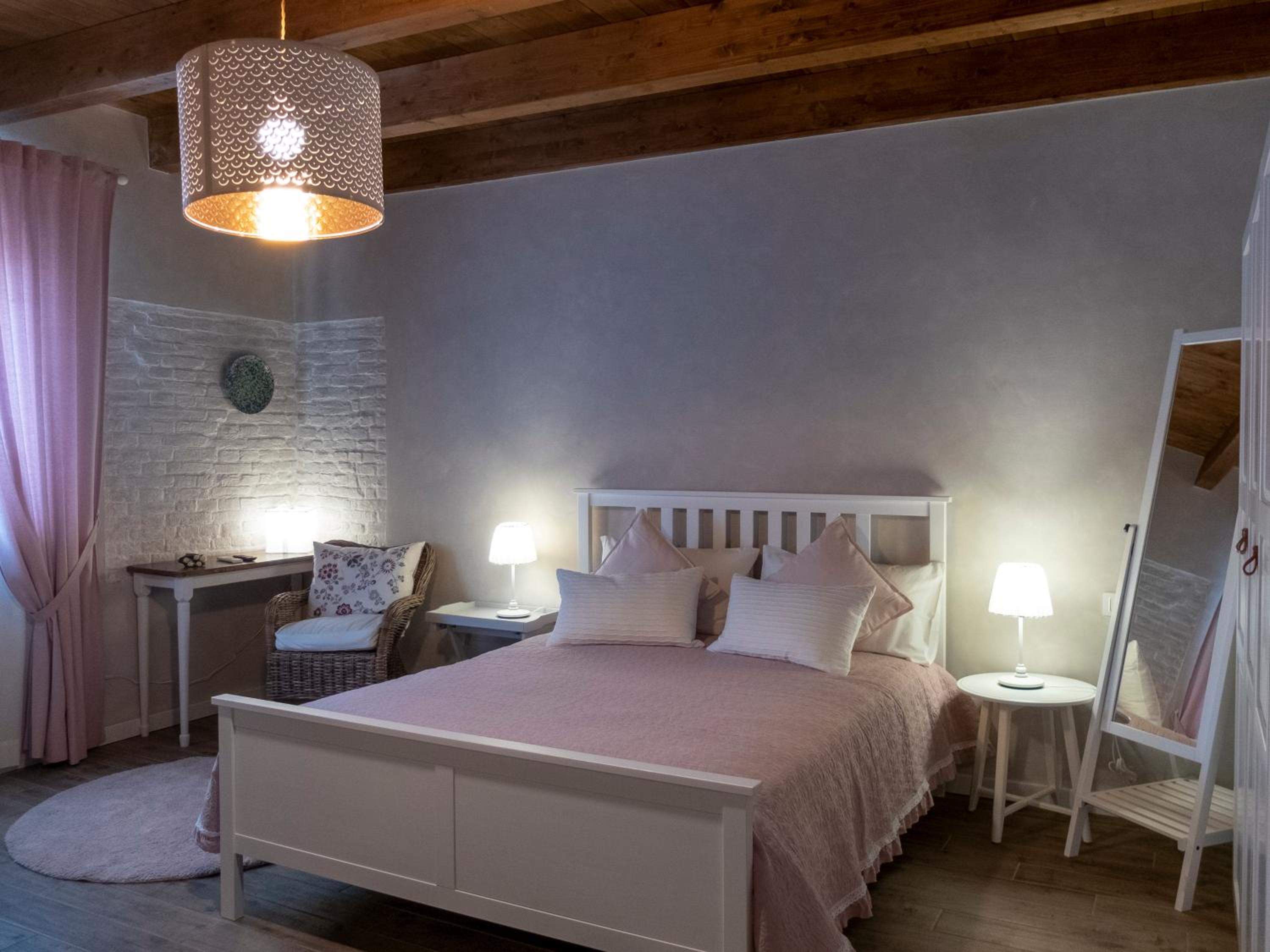 Deluxe Room (2 Adults + 1 Child) - Photo 3