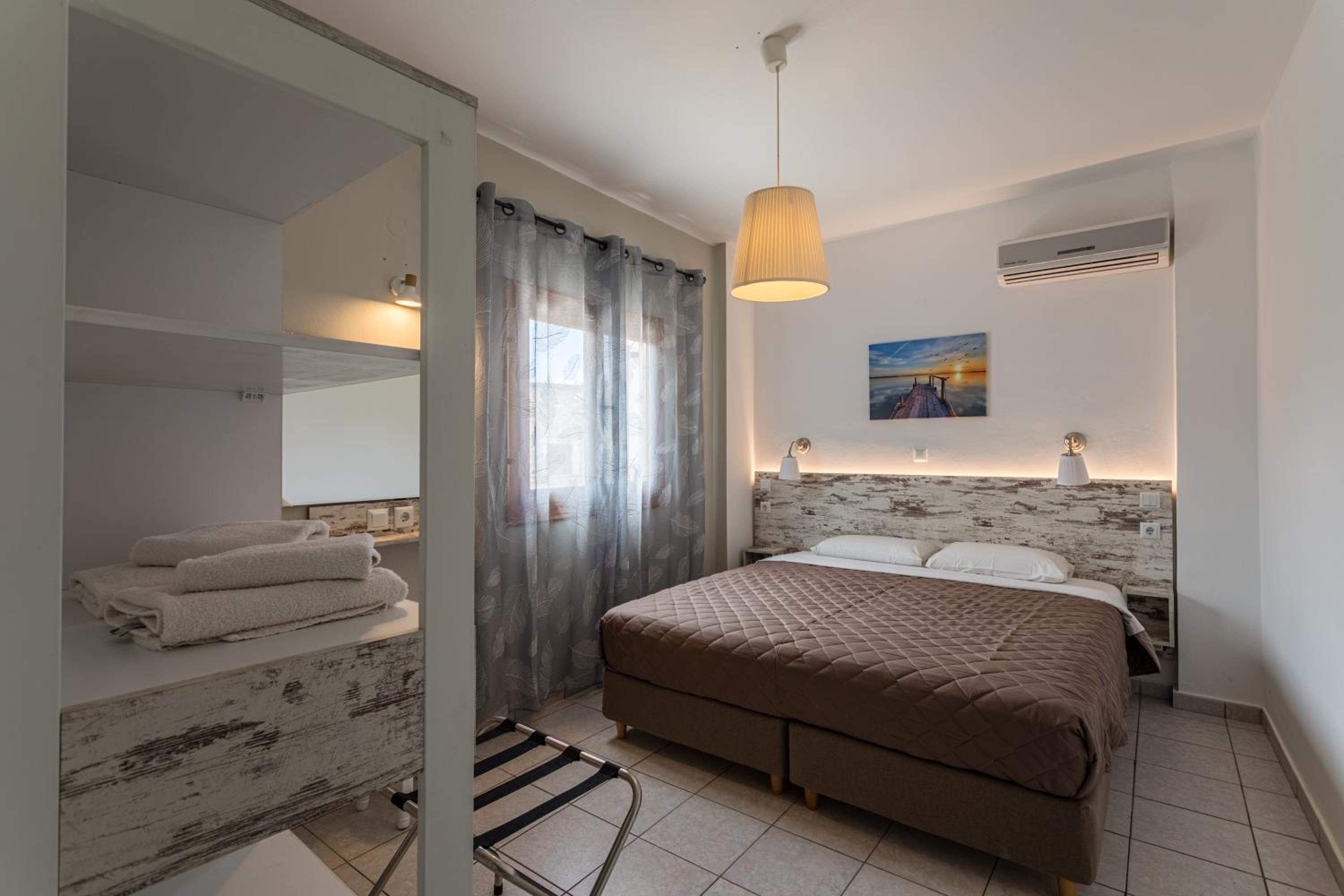 One-Bedroom Apartment - Photo 3