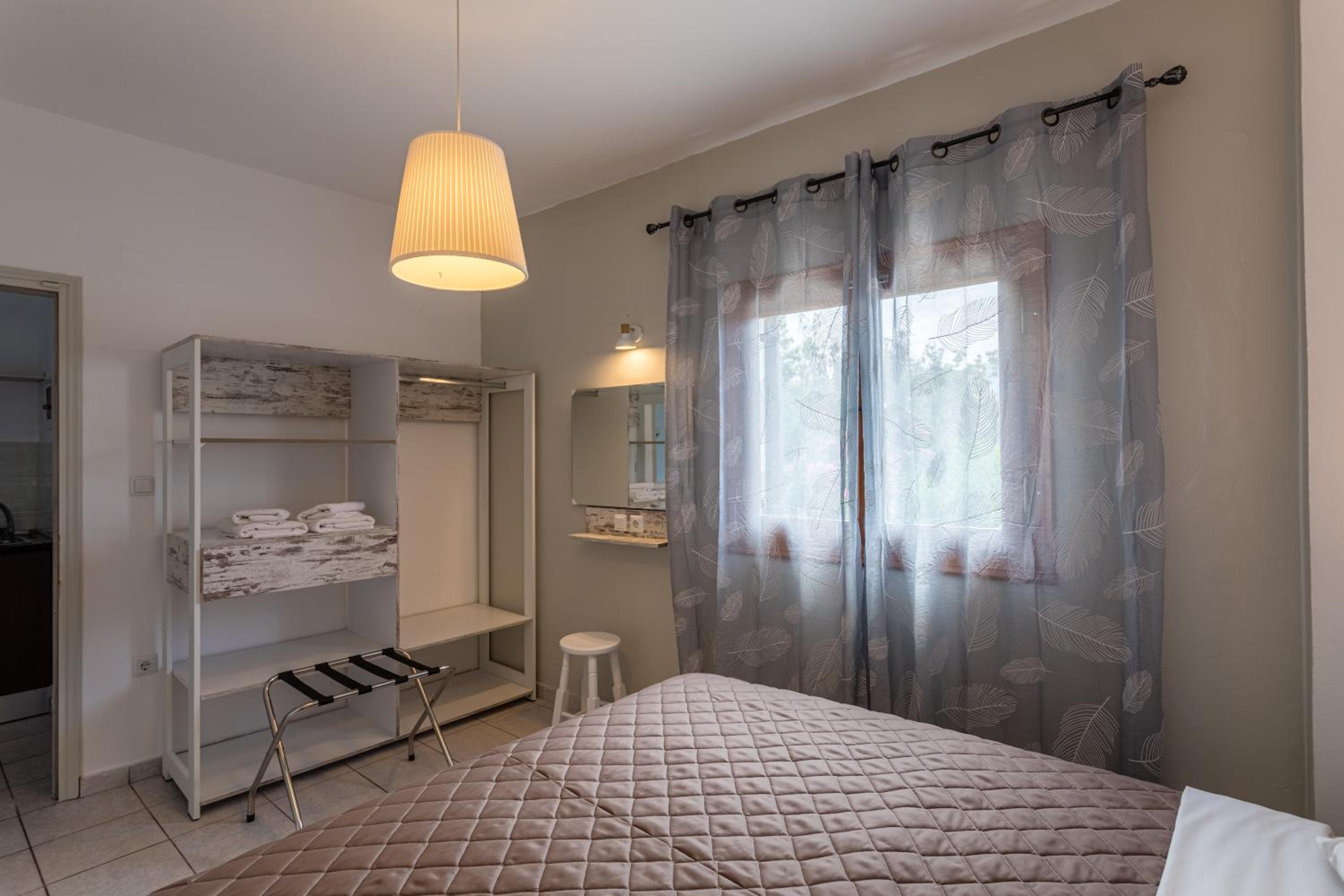 One-Bedroom Apartment - Photo 2