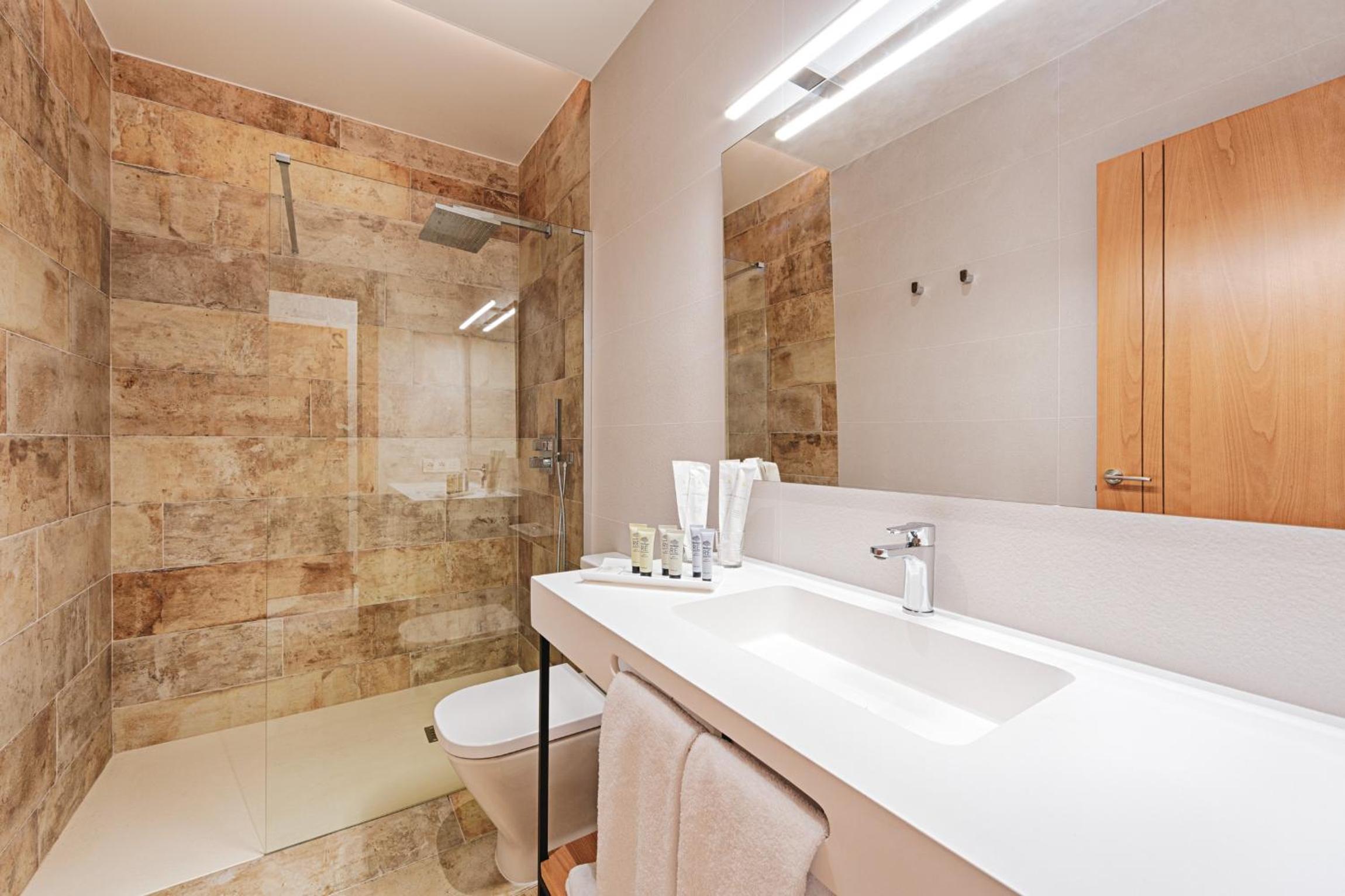 Family Room with Private Bathroom - Photo 2