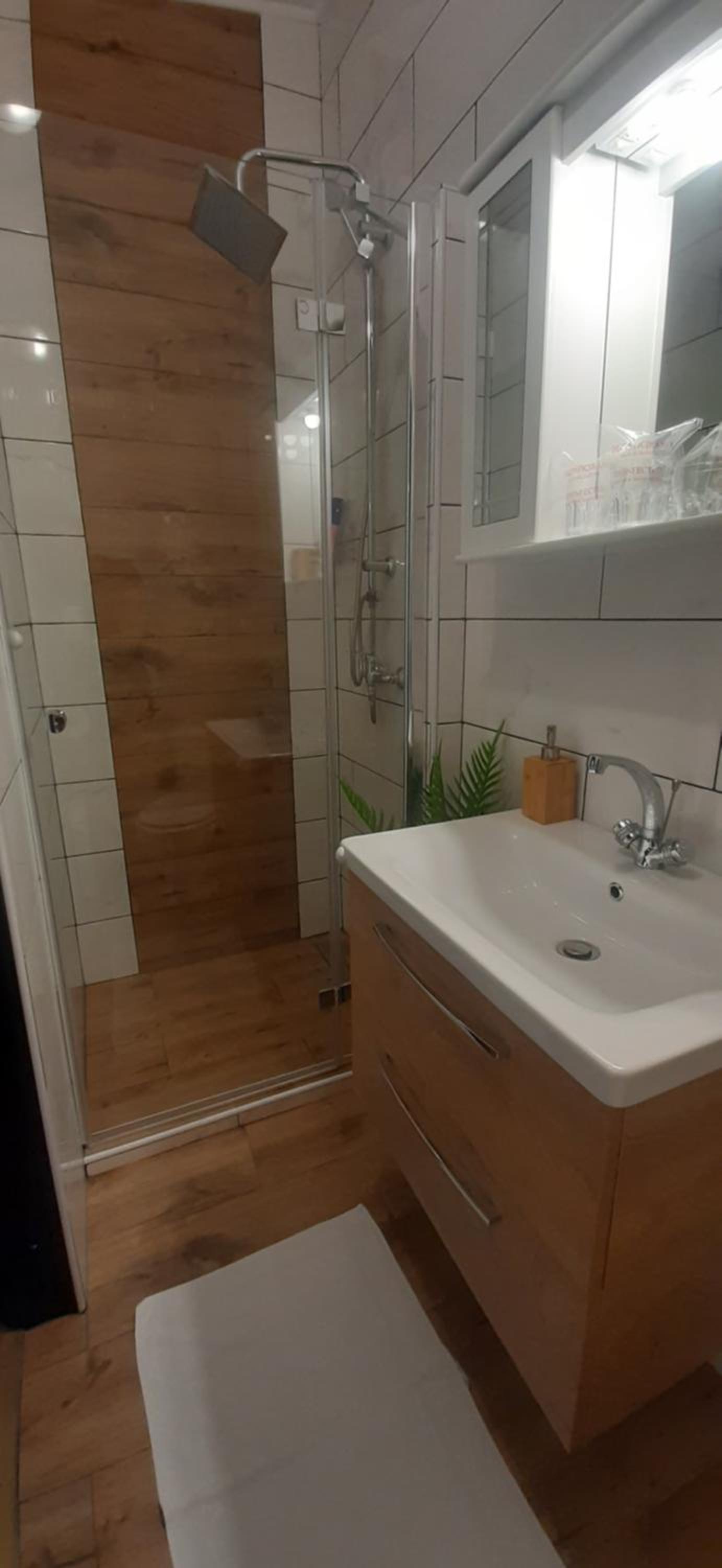 Double or Twin Room with Private Bathroom - Photo 4