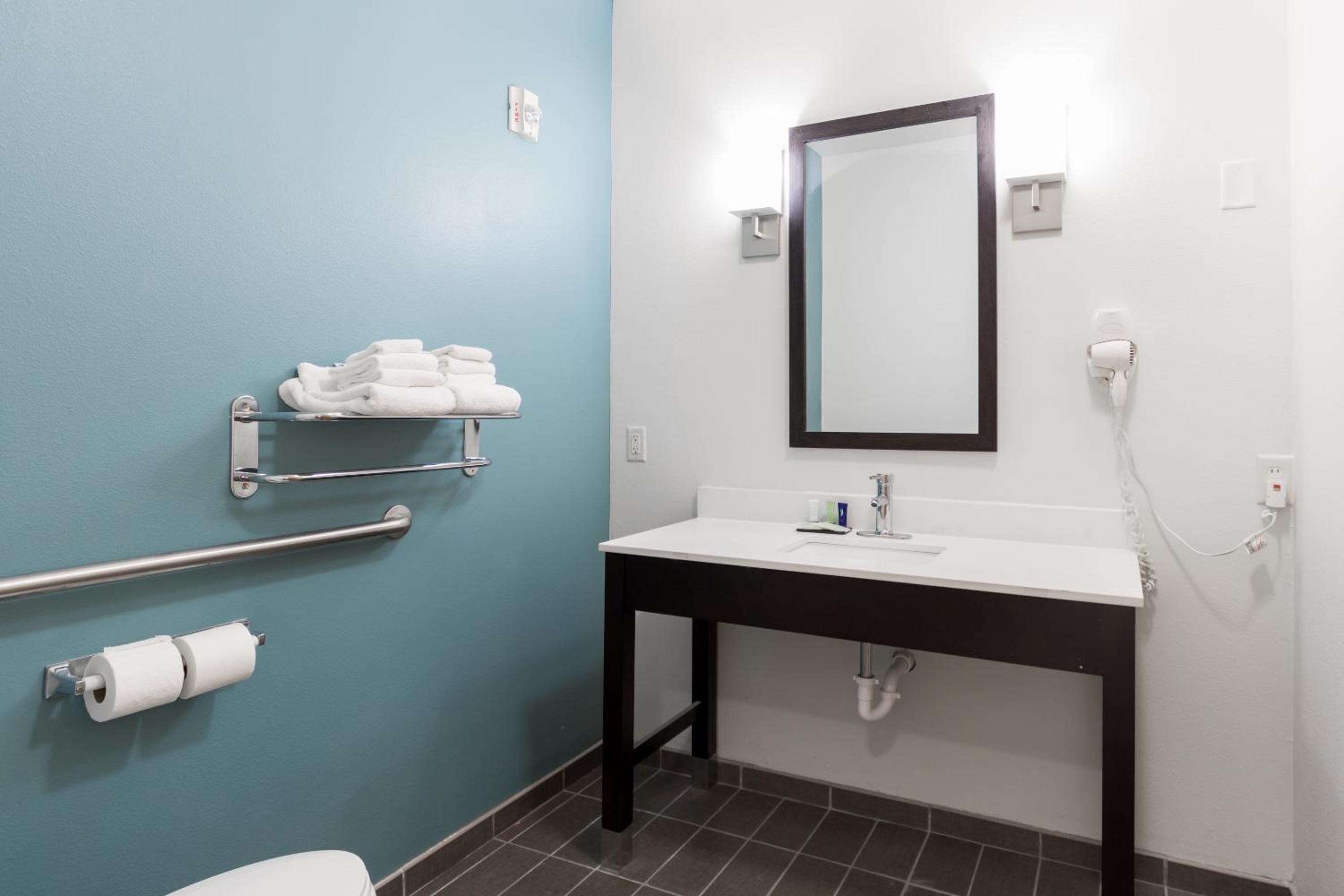 King Room with tub - Accessible/Non-Smoking - Photo 3