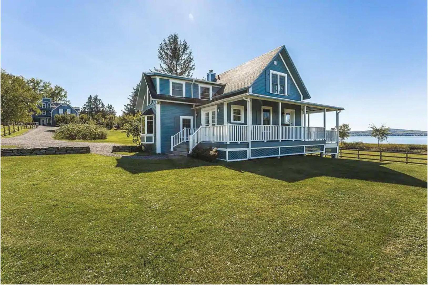 Three-Bedroom House photo 2