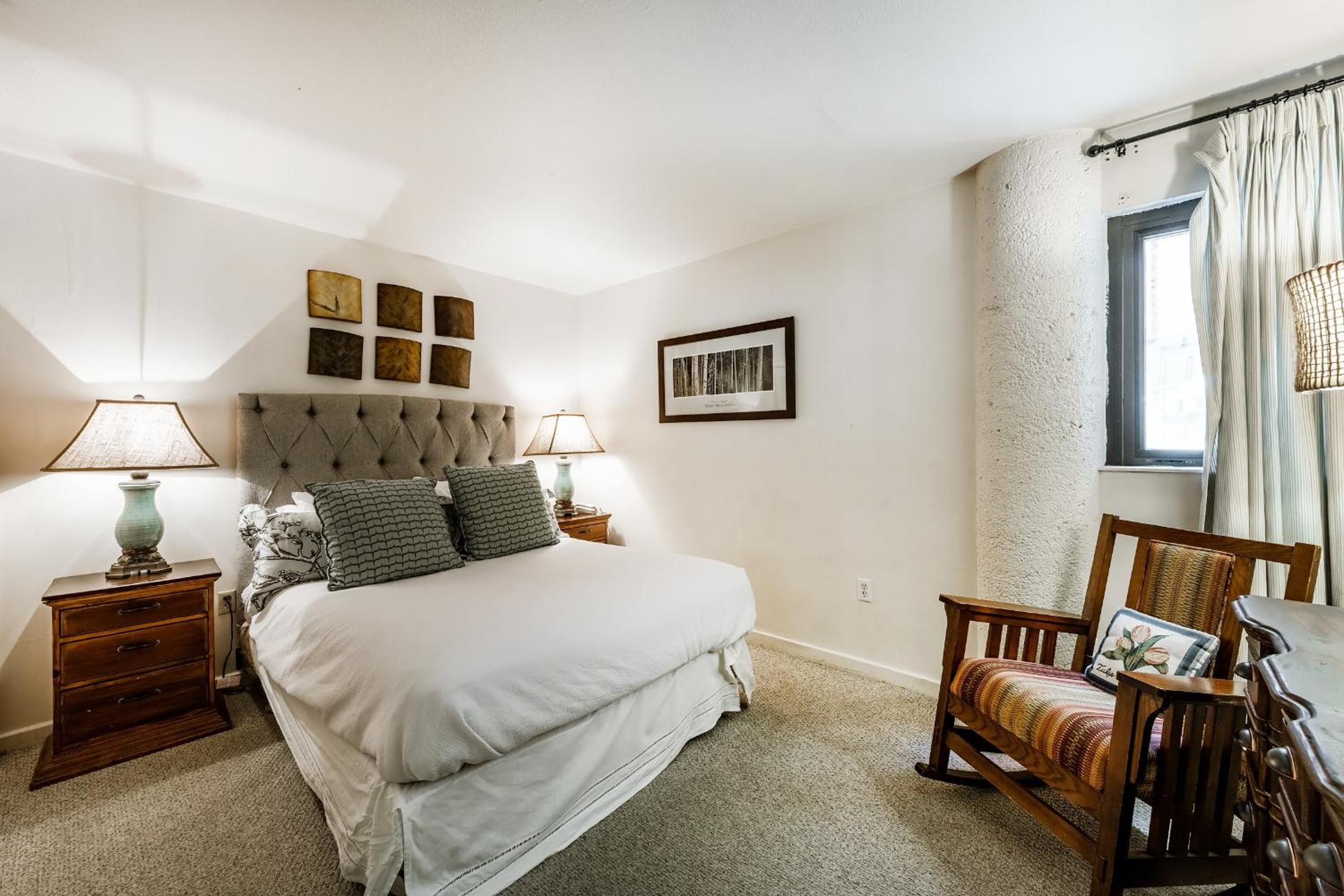 Two-Bedroom Deluxe Apartment - Photo 7