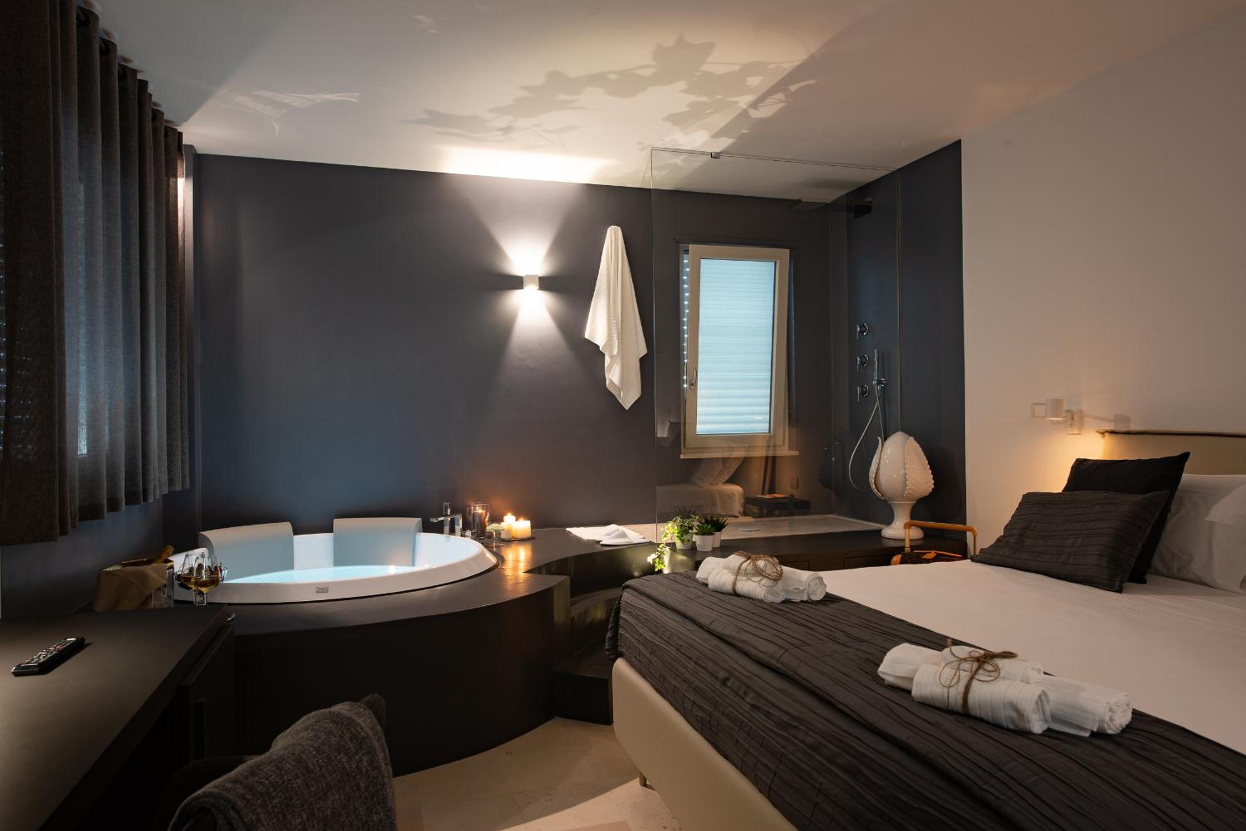 Queen Room with Spa Bath - Photo 1