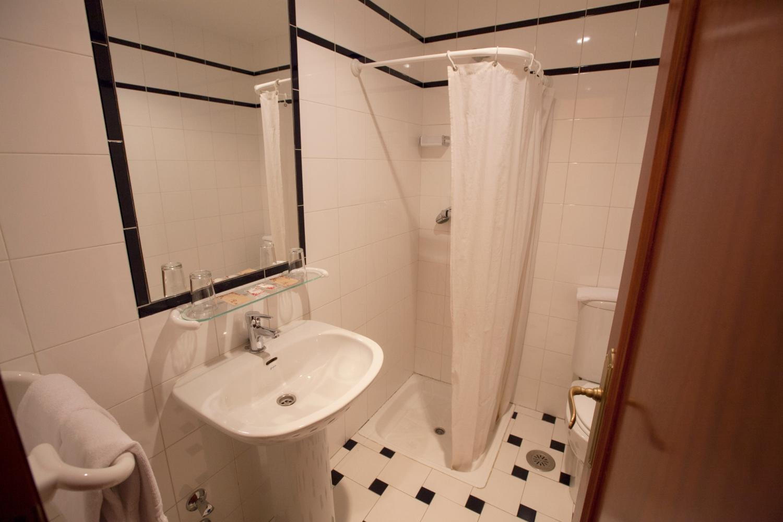 Double or Twin Room - Photo 10