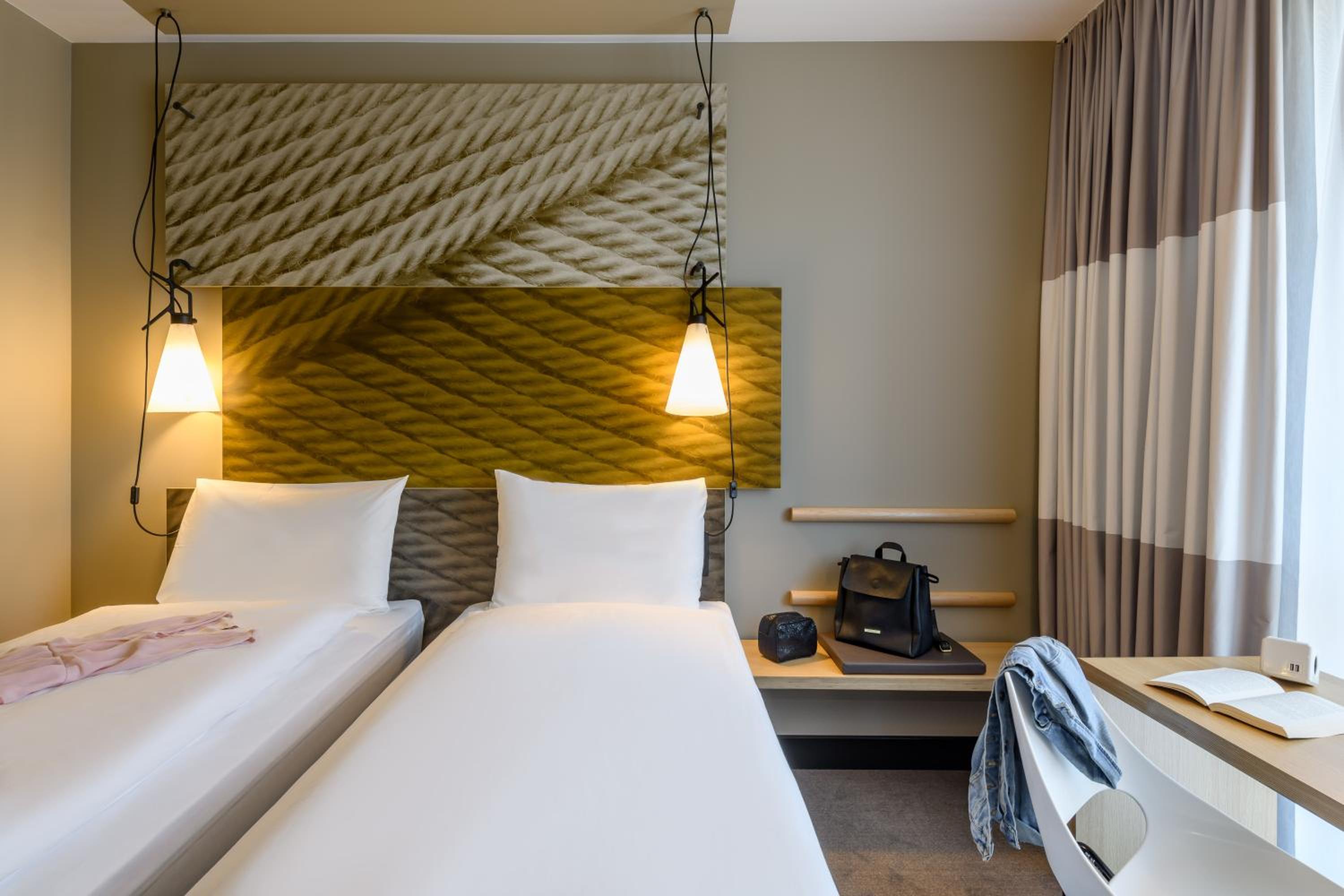 Standard Twin Room - Photo 2