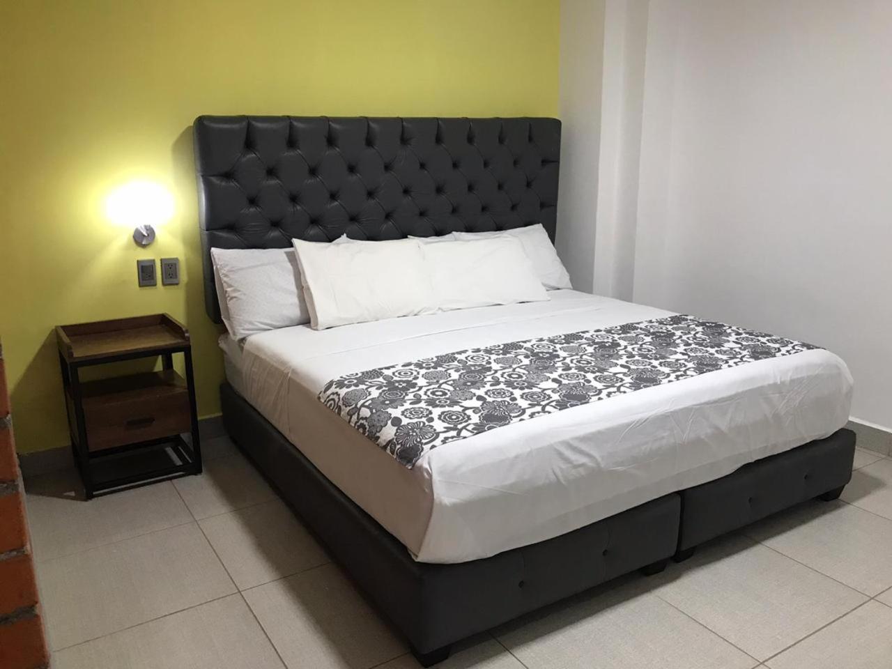 Deluxe King Room - Photo 18