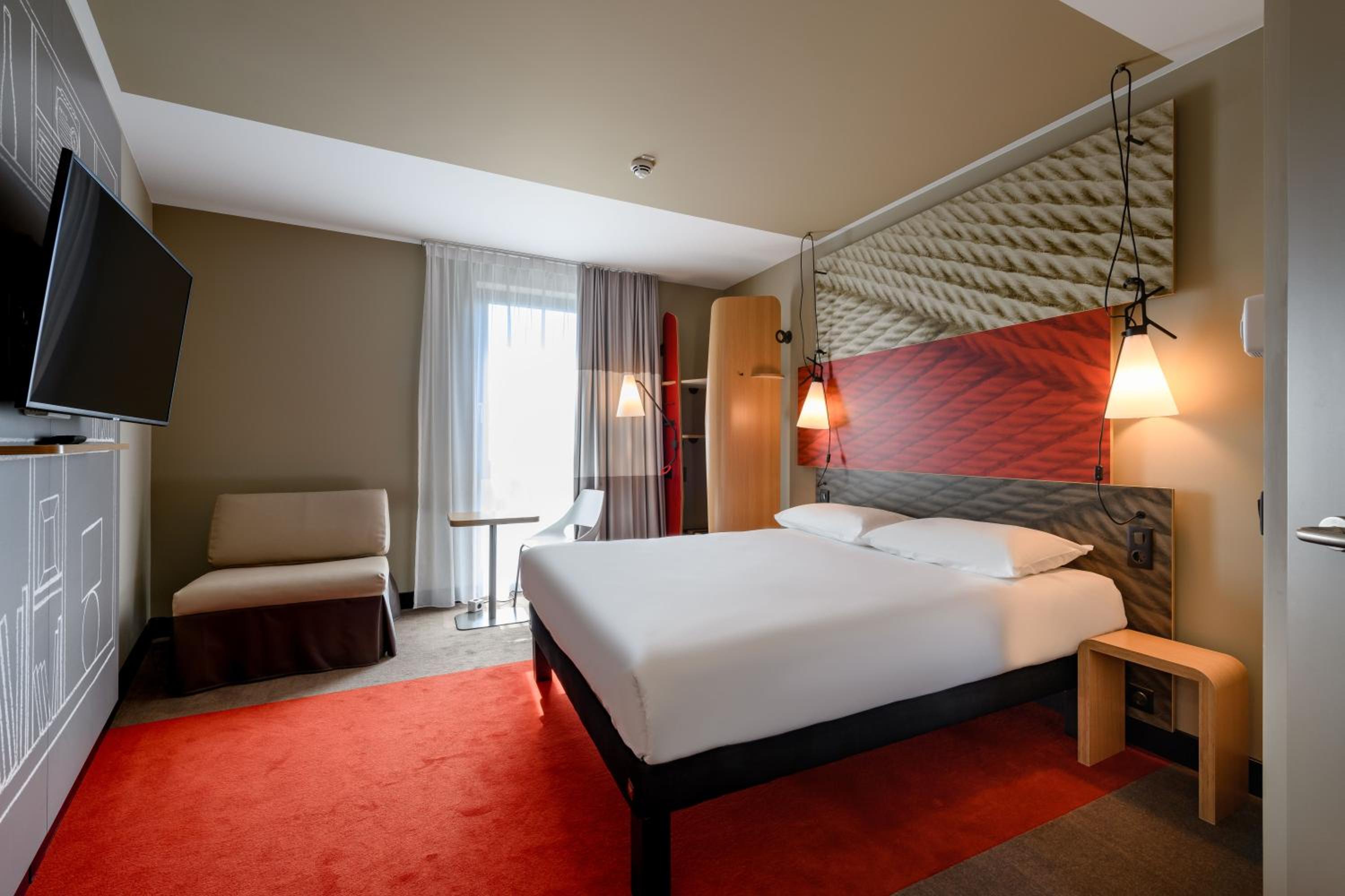 Family Room with One Double Bed and One Single Bed - Photo 1
