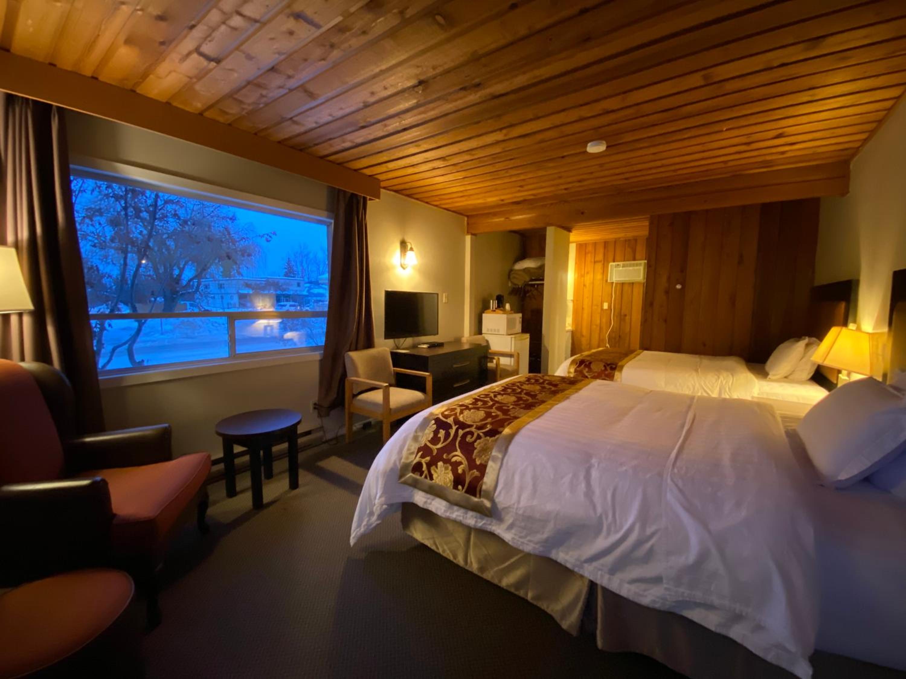 Standard Queen Room with Two Queen Beds - Photo 11