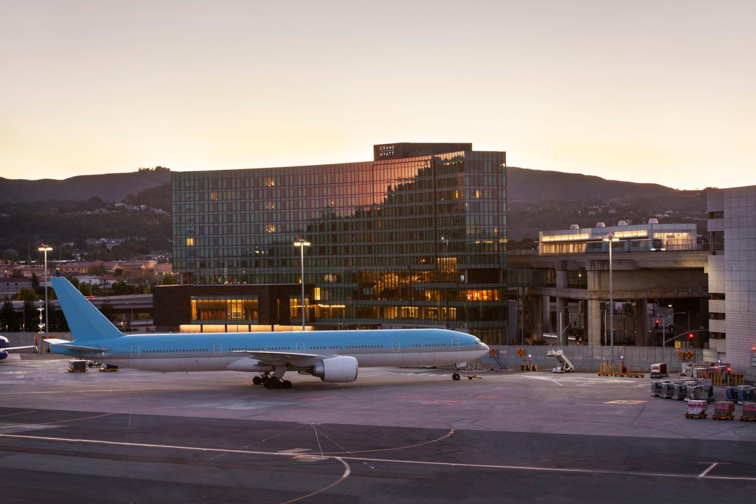 King Room with Runway View - Photo 5