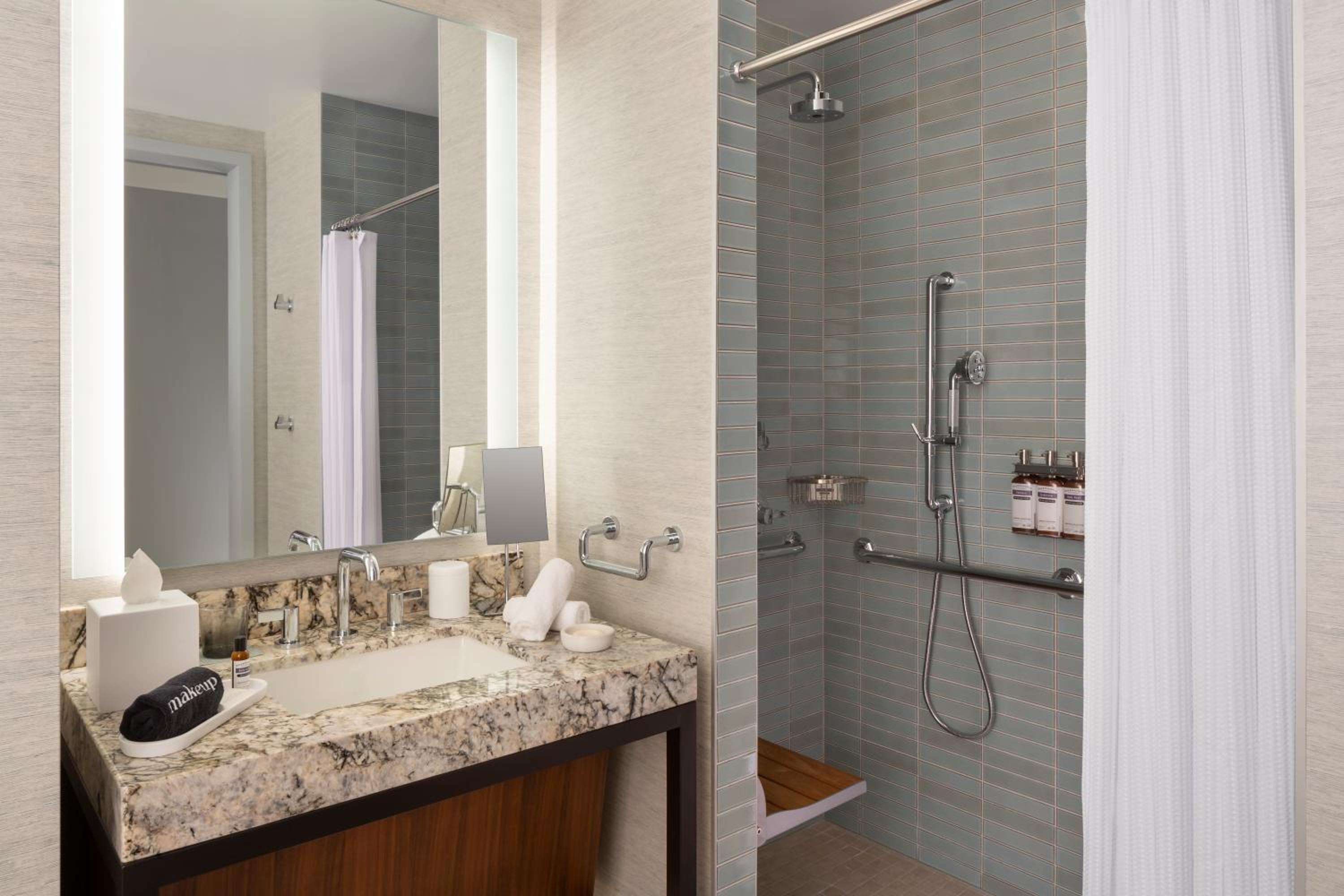 King Room with Roll-In Shower - Disability Access - Photo 2