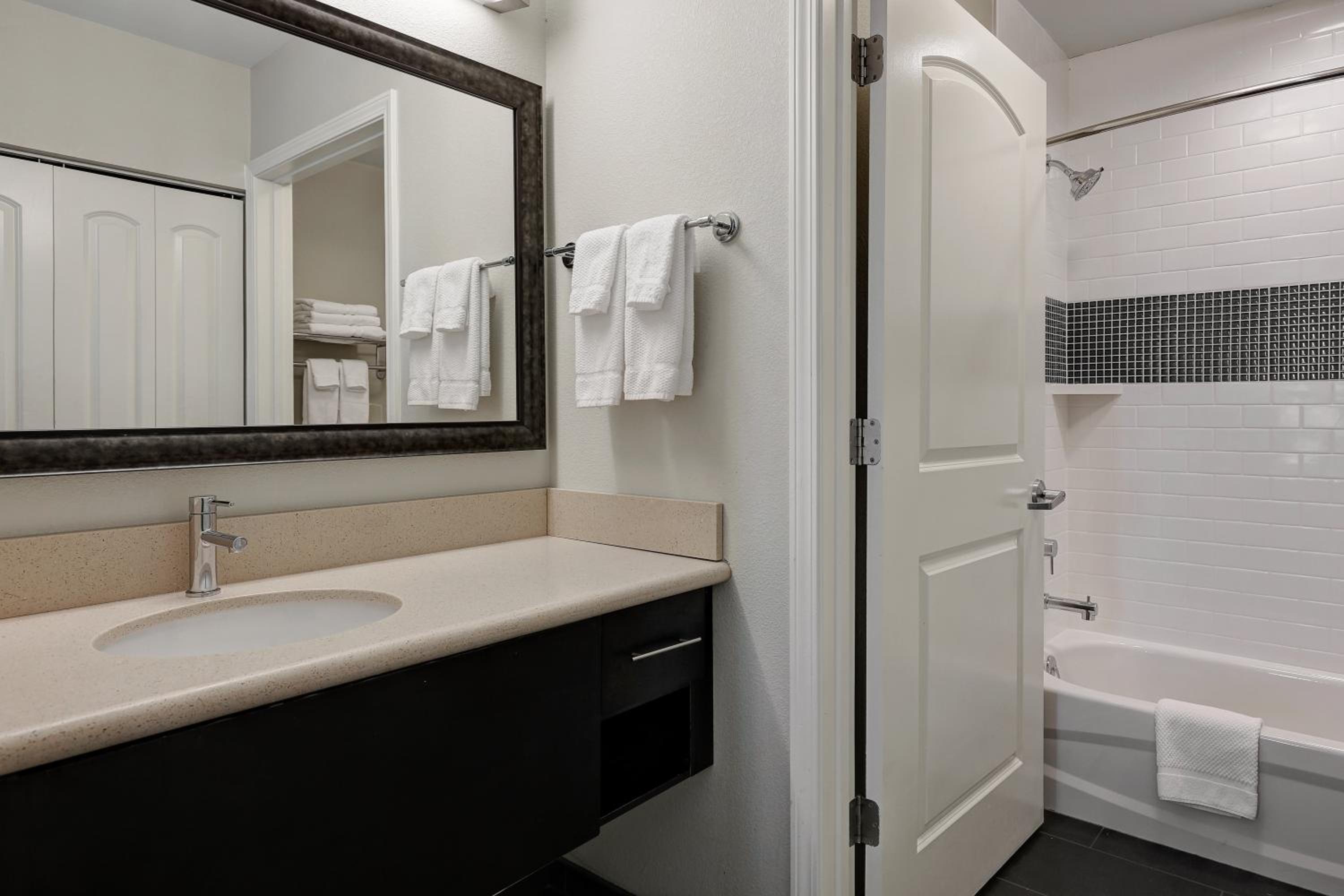 Two Bedroom Suite with One Queen Bed and Two Double Beds - Non-Smoking photo 2