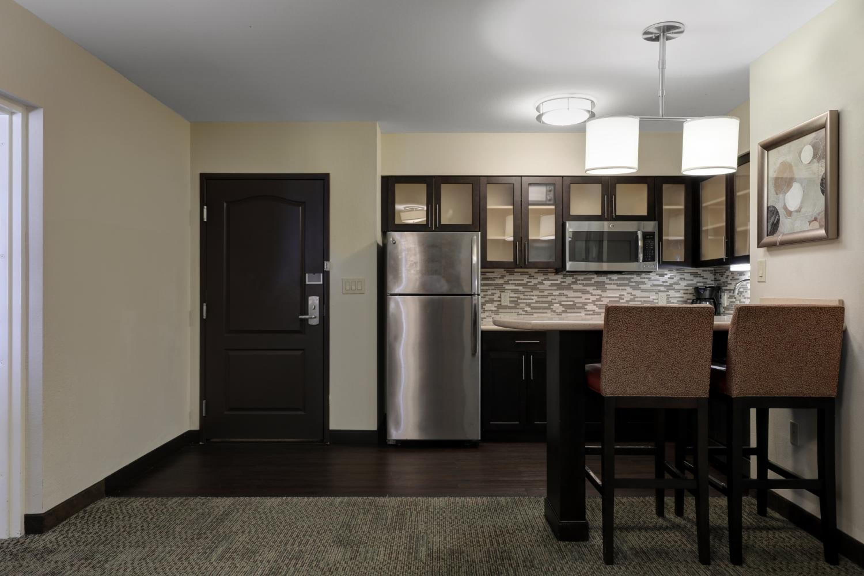 Two Bedroom Suite with One Queen Bed and Two Double Beds - Non-Smoking photo 3