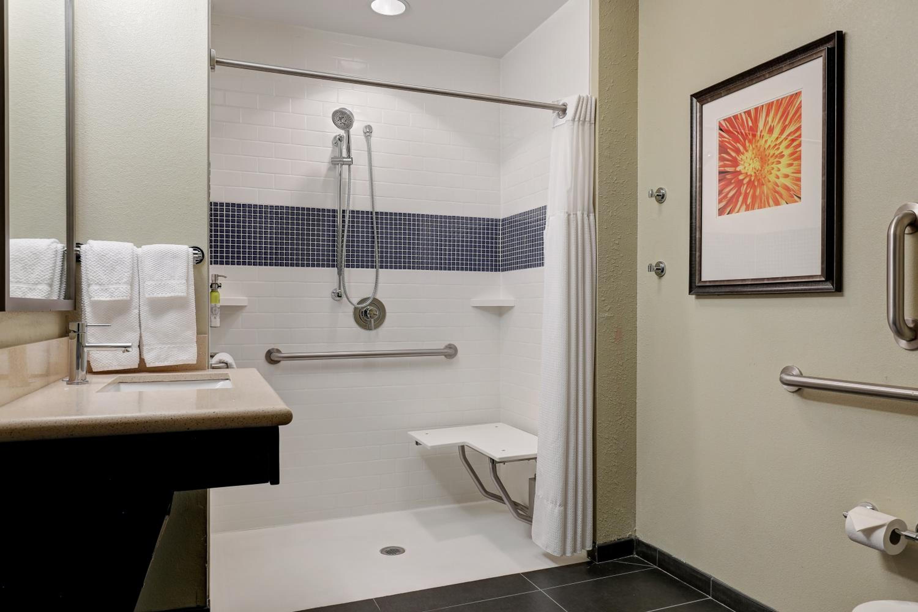 Two-Bedroom Suite with One King Bed and Two Queen Beds - Communications/Mobility Accessible