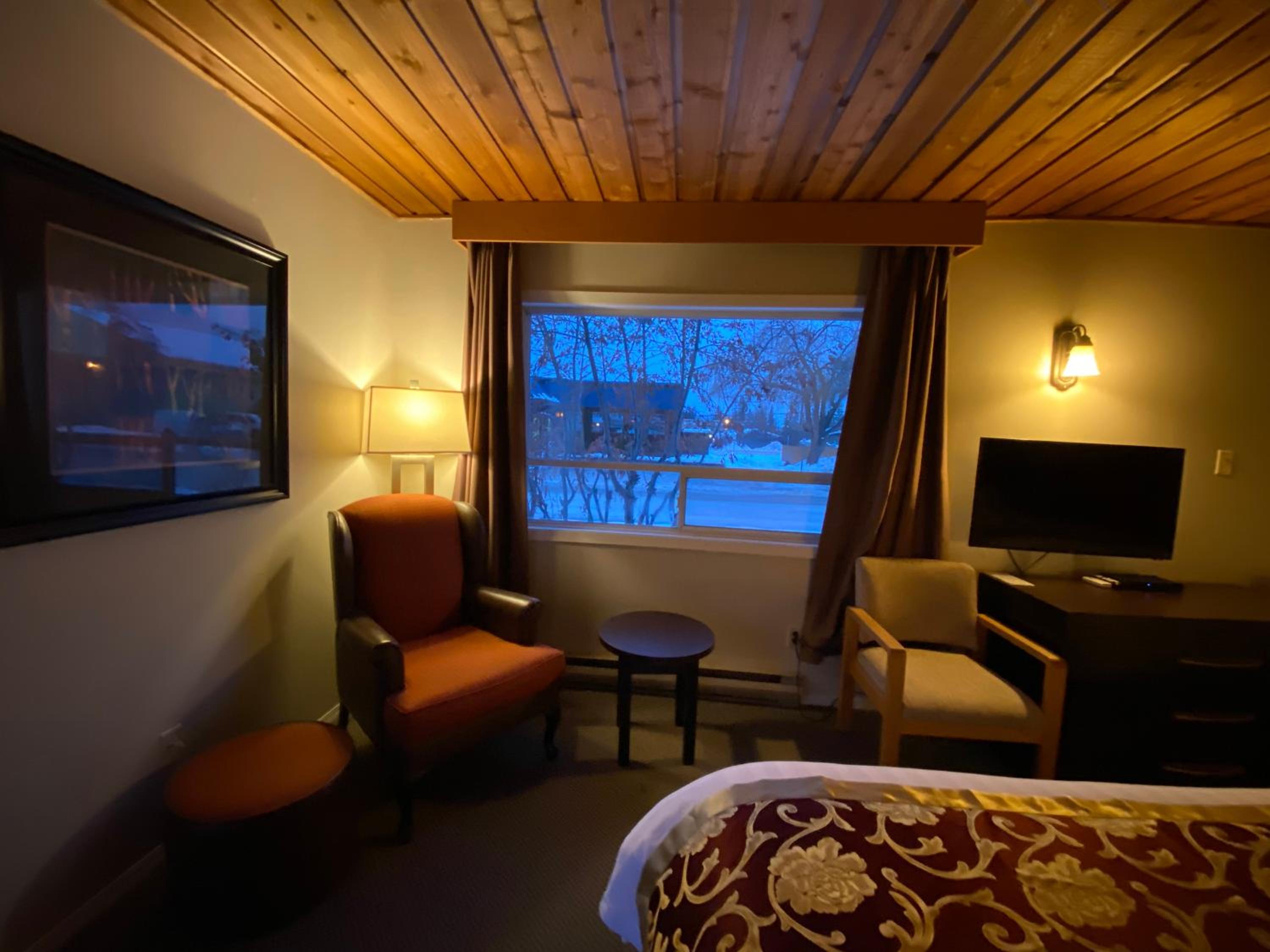 Standard Queen Room with Two Queen Beds - Photo 10