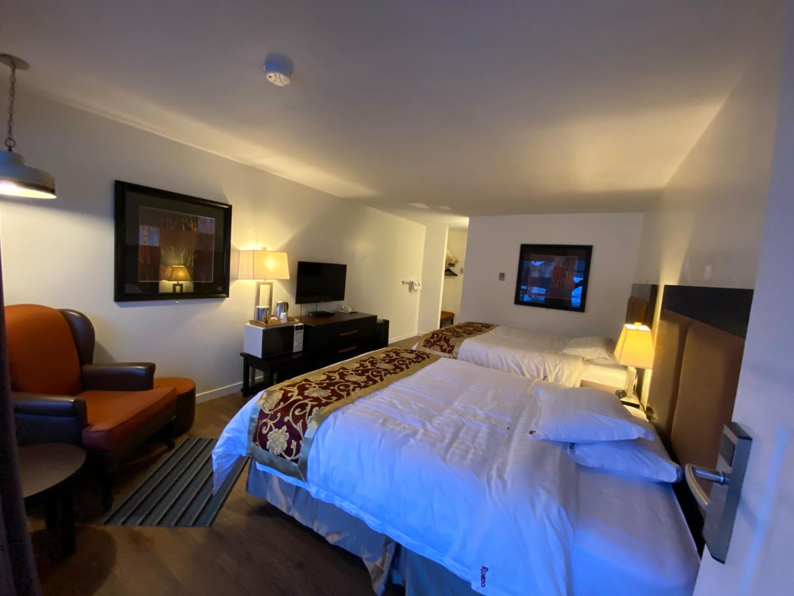 Standard Queen Room with Two Queen Beds - Photo 3