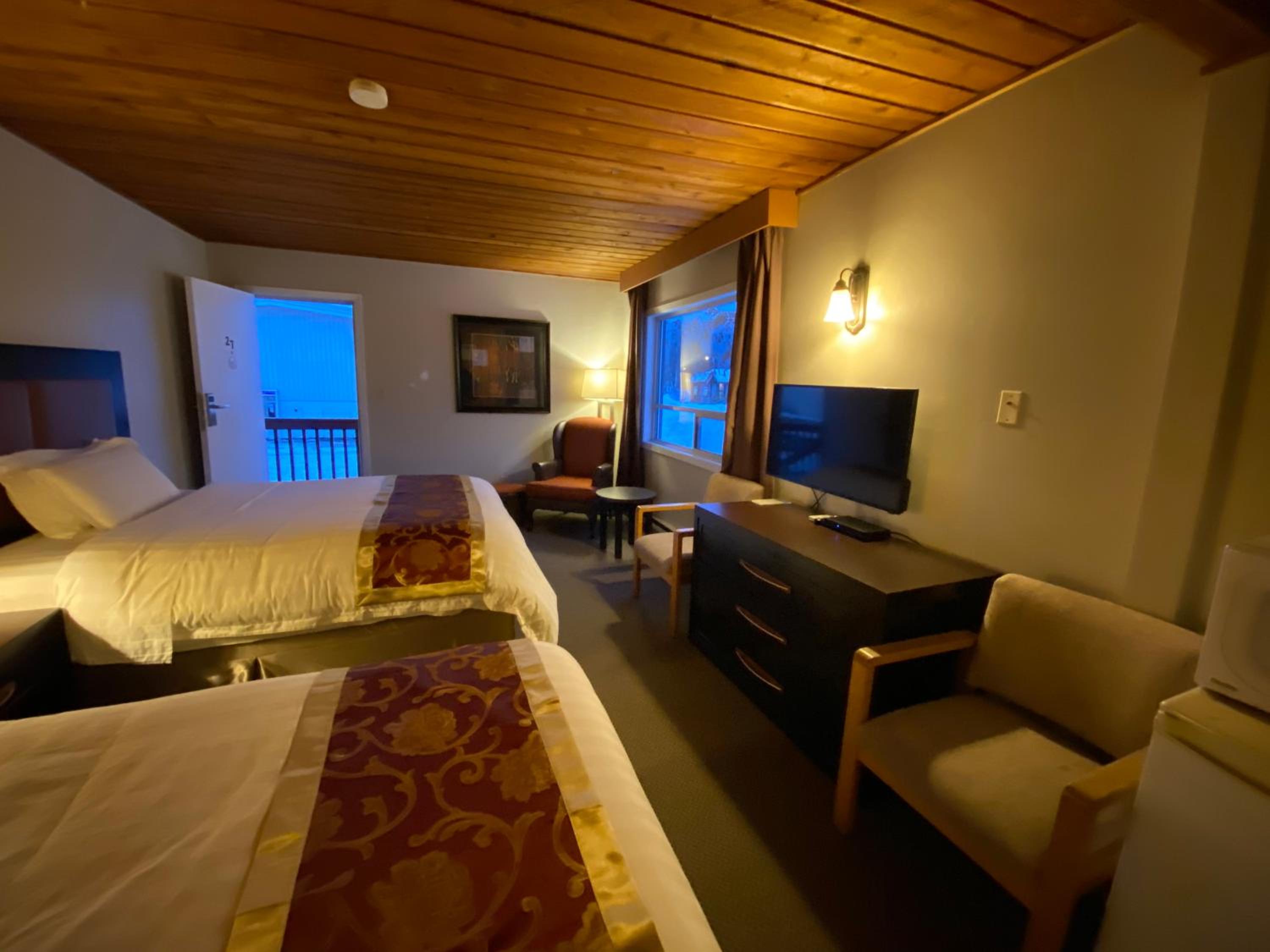 Standard Queen Room with Two Queen Beds - Photo 4