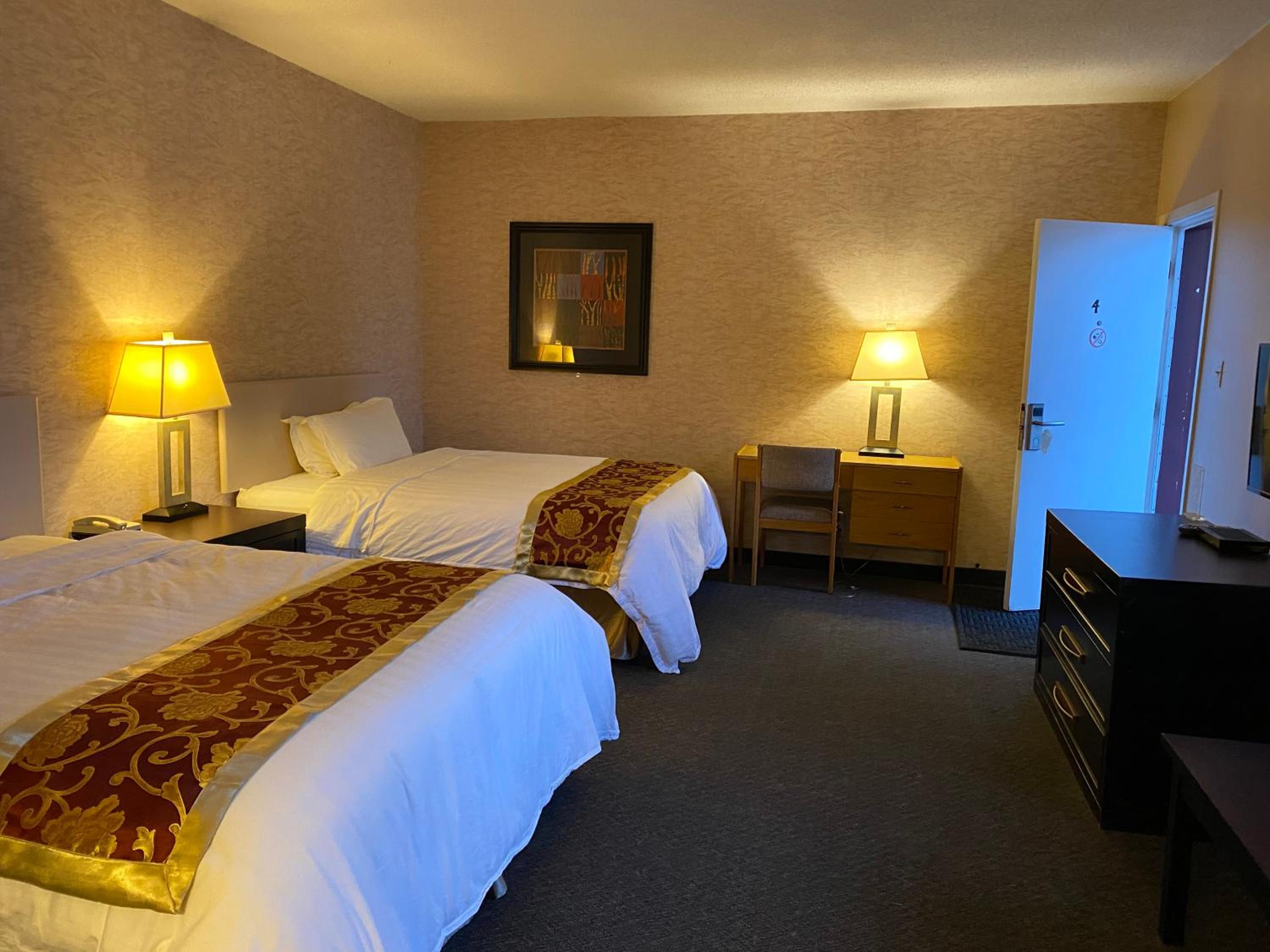 Standard Queen Room with Two Queen Beds - Photo 2
