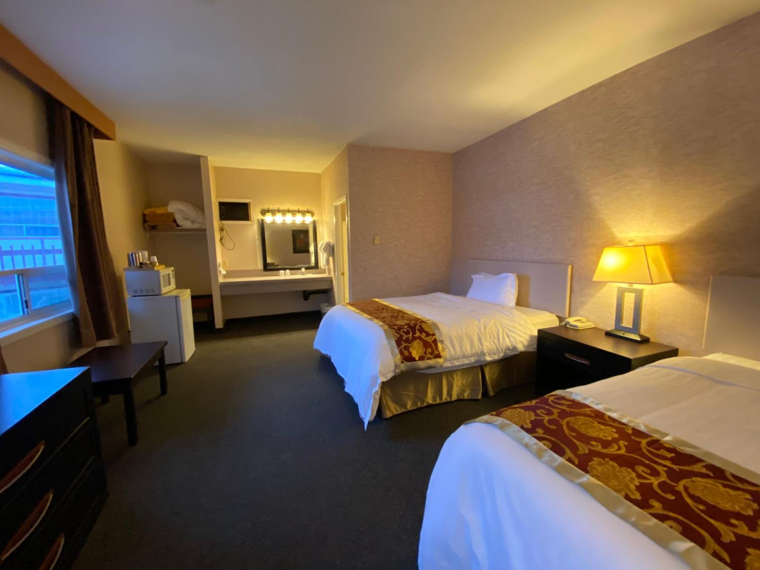 Standard Queen Room with Two Queen Beds - Photo 9