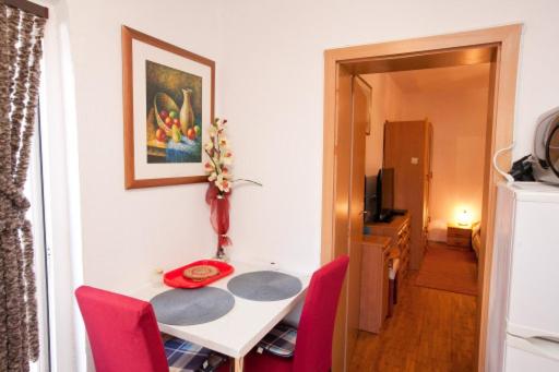 One-Bedroom Apartment - Photo 28