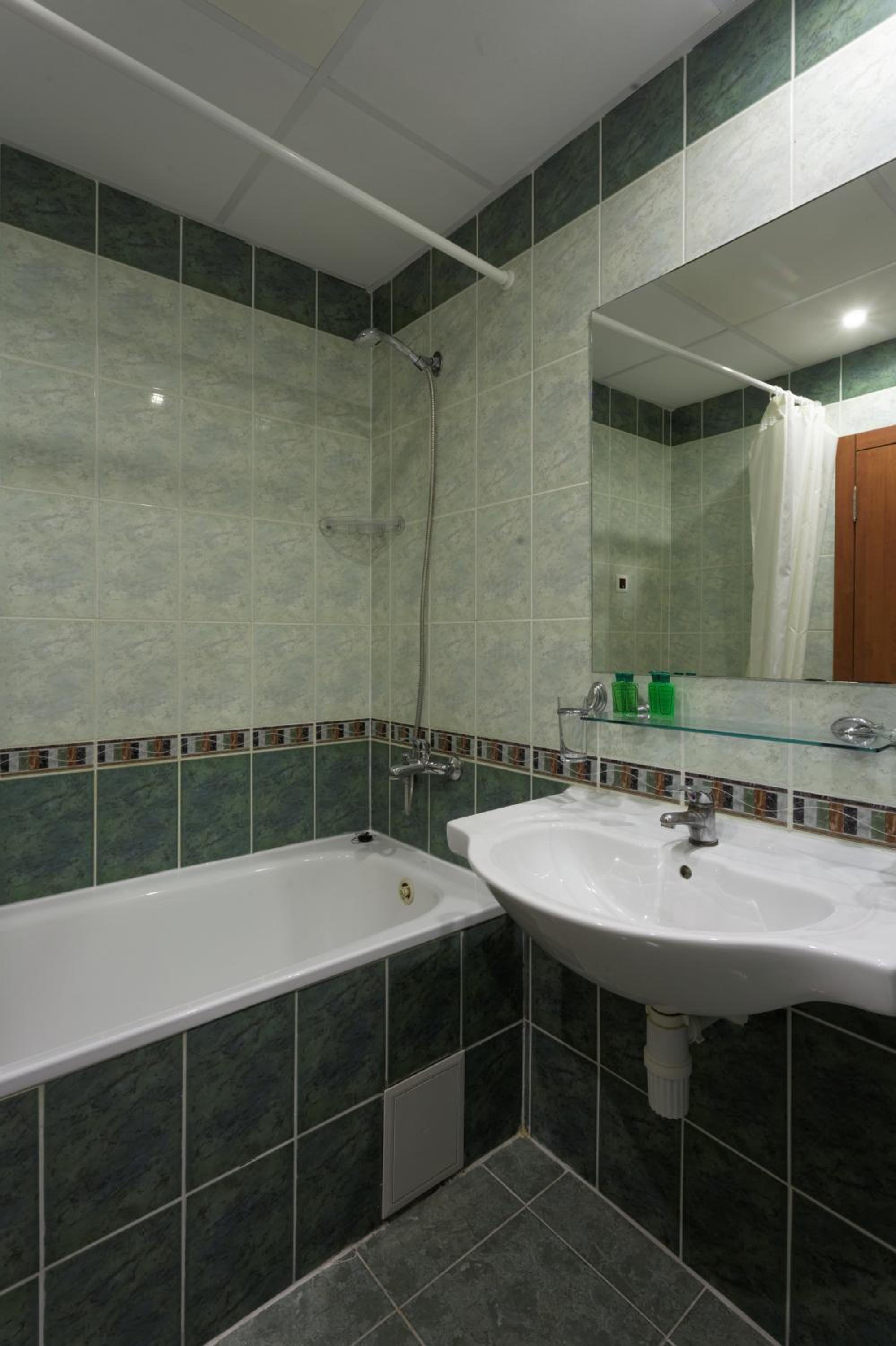 Double Room with Balcony and Park View (2 Adults) - Photo 3