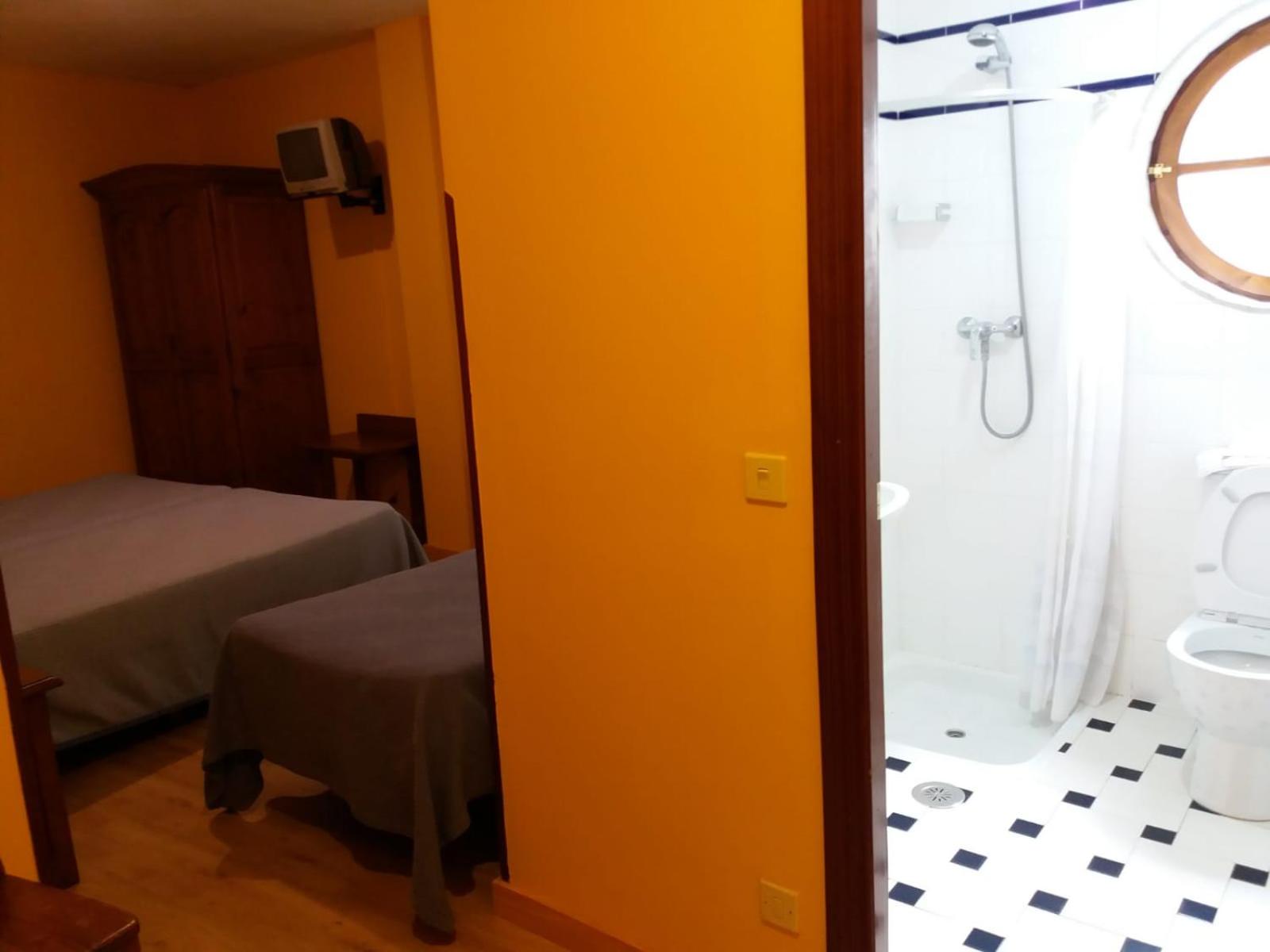 Habitación triple con ducha