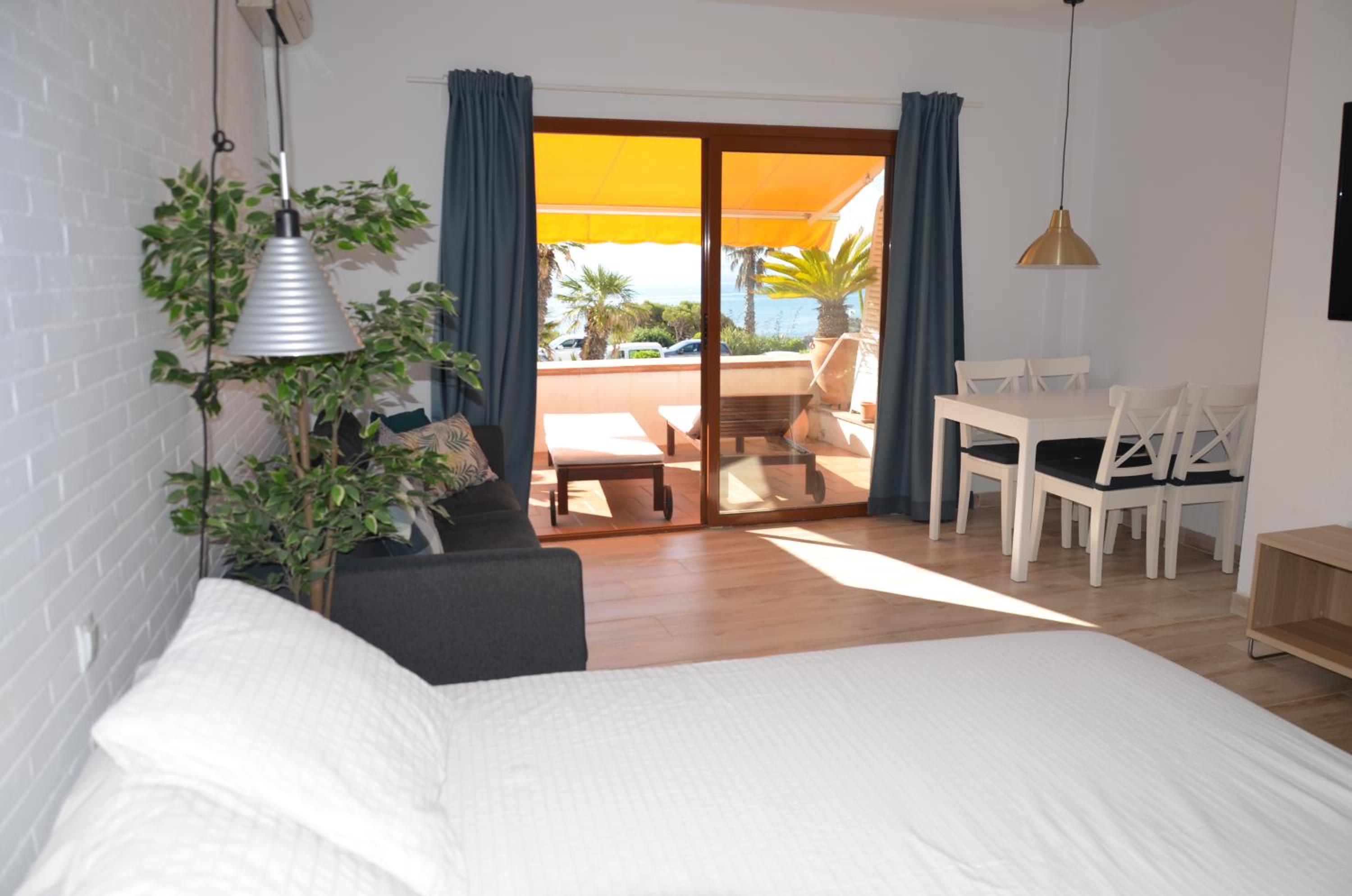 Estudio con vista al mar