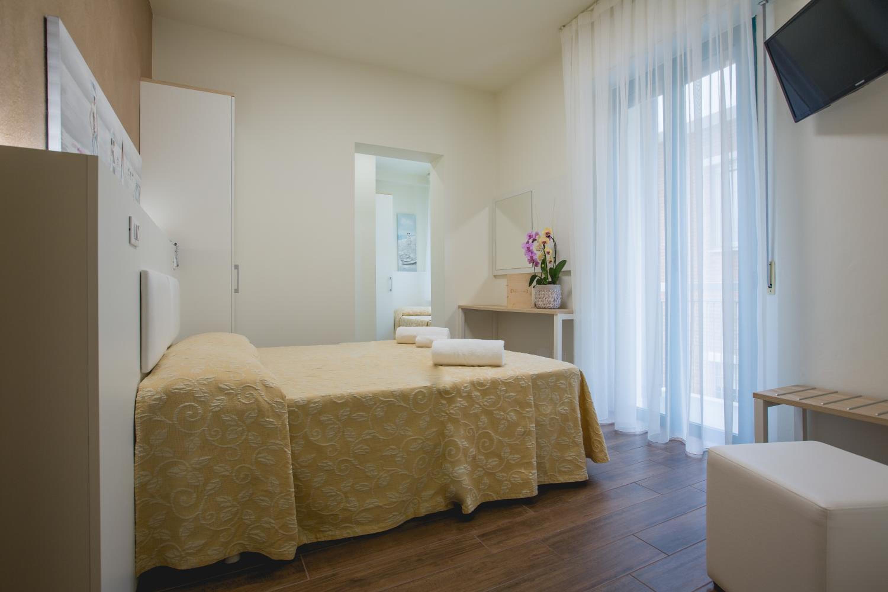 Superior Triple Room with Side Sea View photo 2