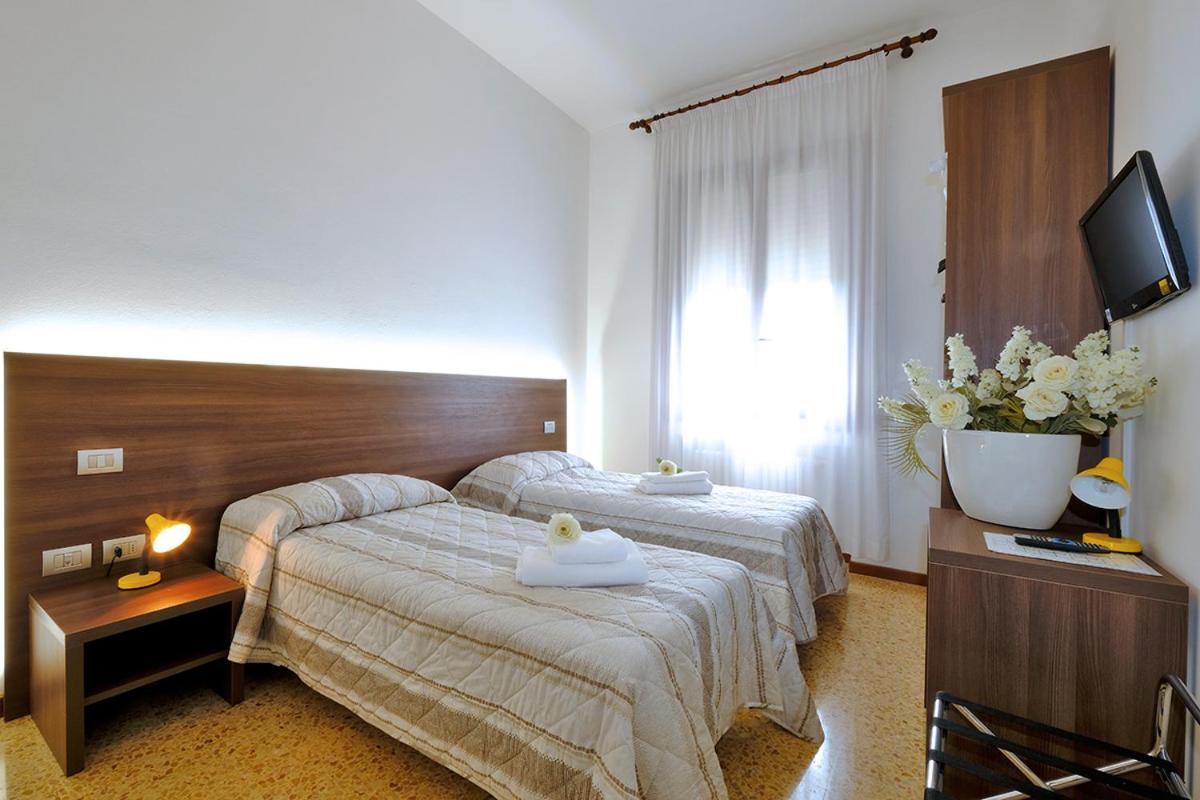 Twin Room - Photo 1