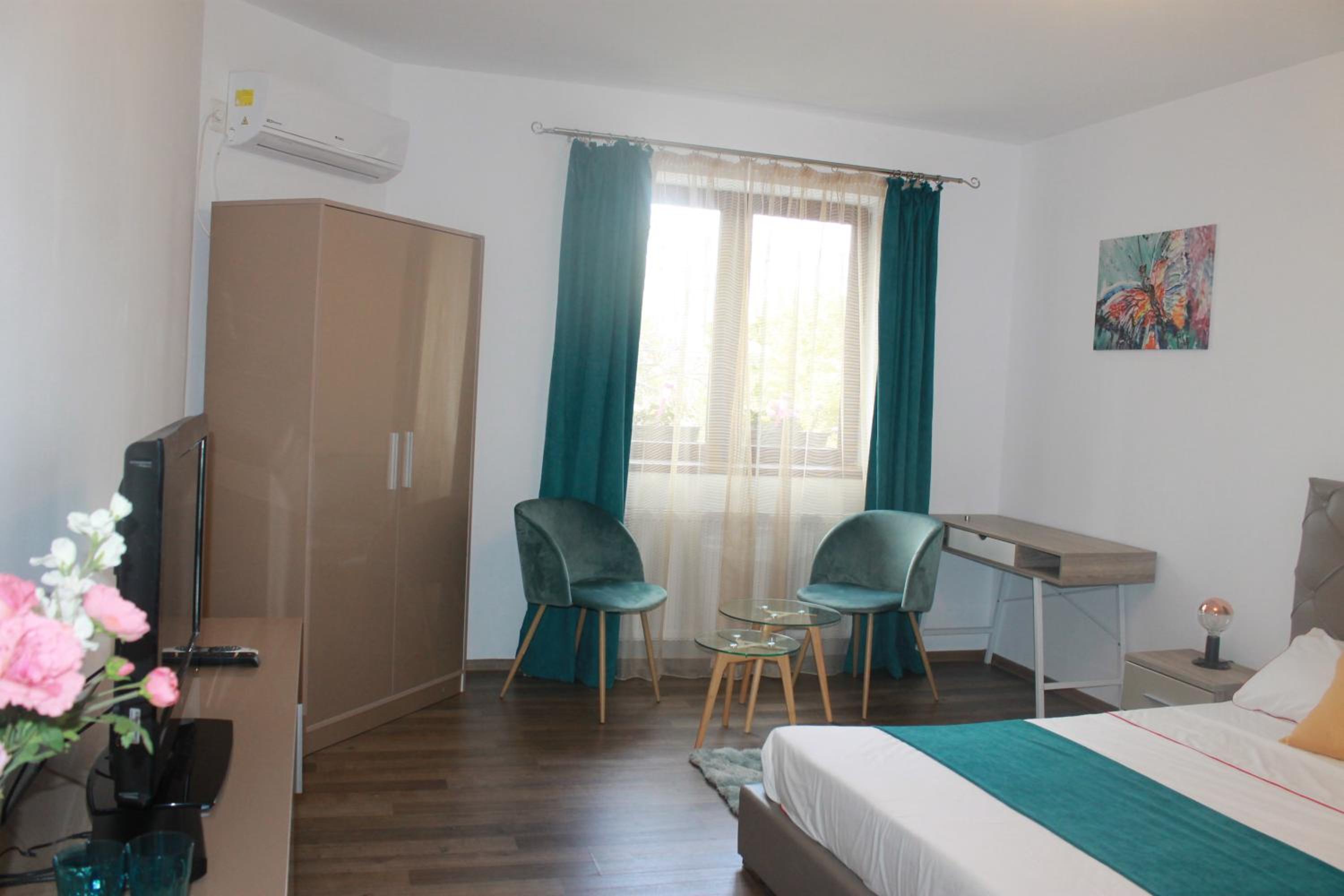 One-Bedroom Apartment - Photo 2