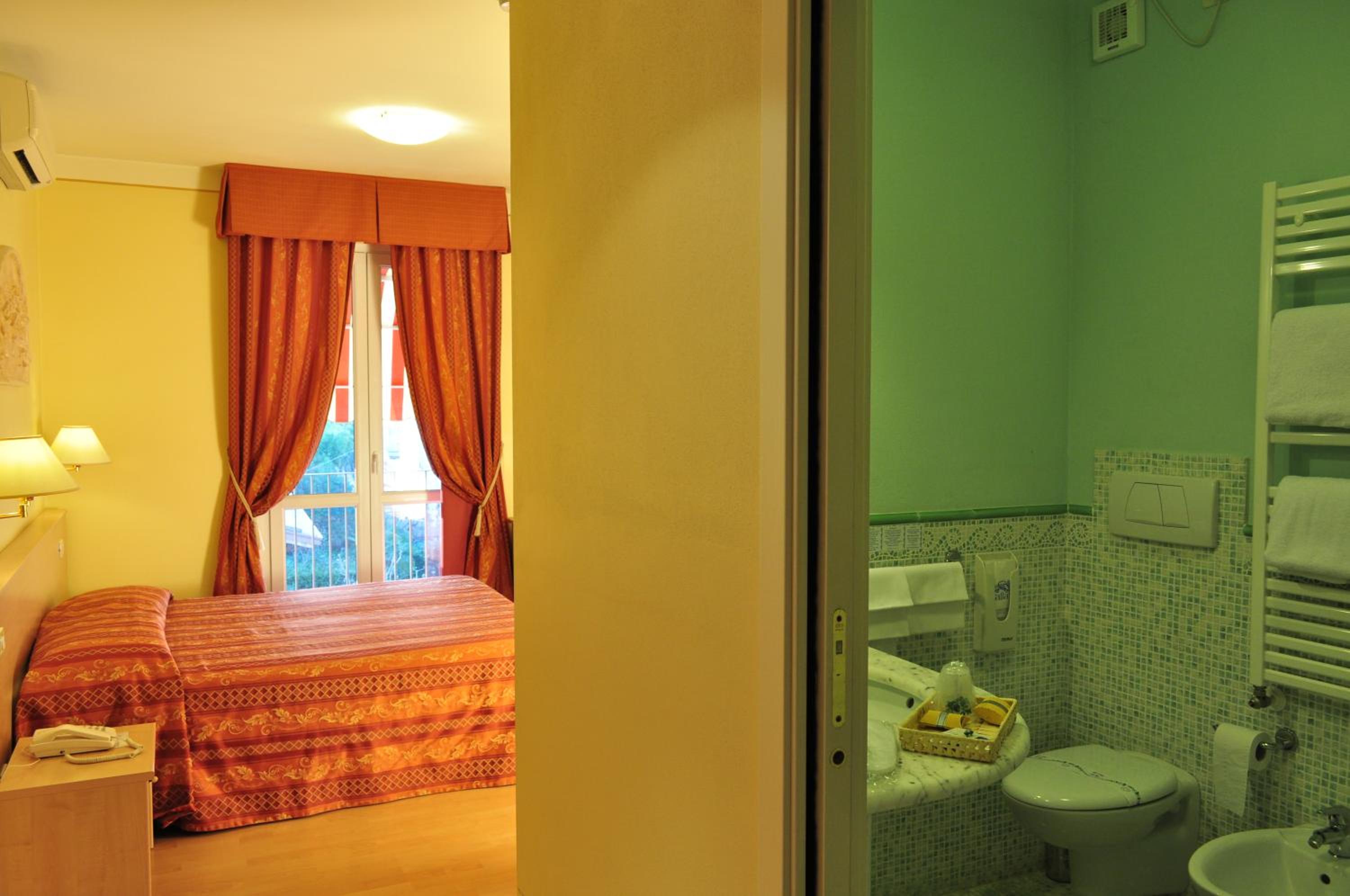 Double Room - Photo 8