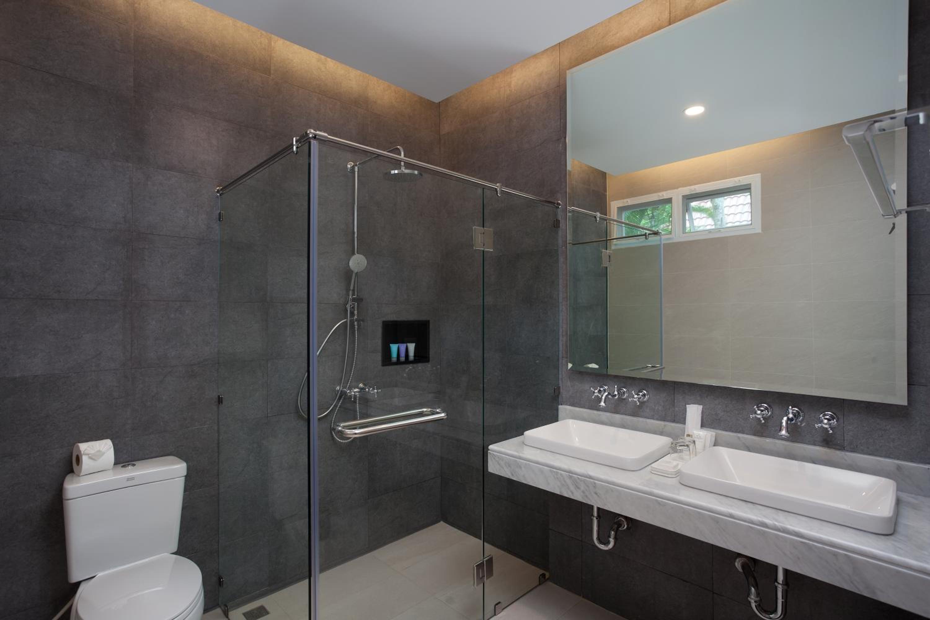 3-Bedroom Beachfront Infinity Pool Villa photo 2