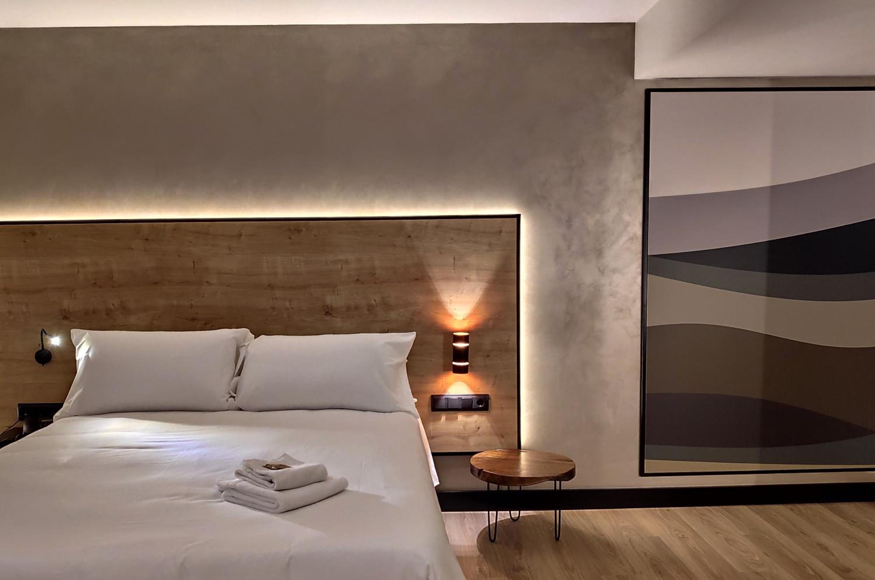Standard Room with Parking Included - Photo 1