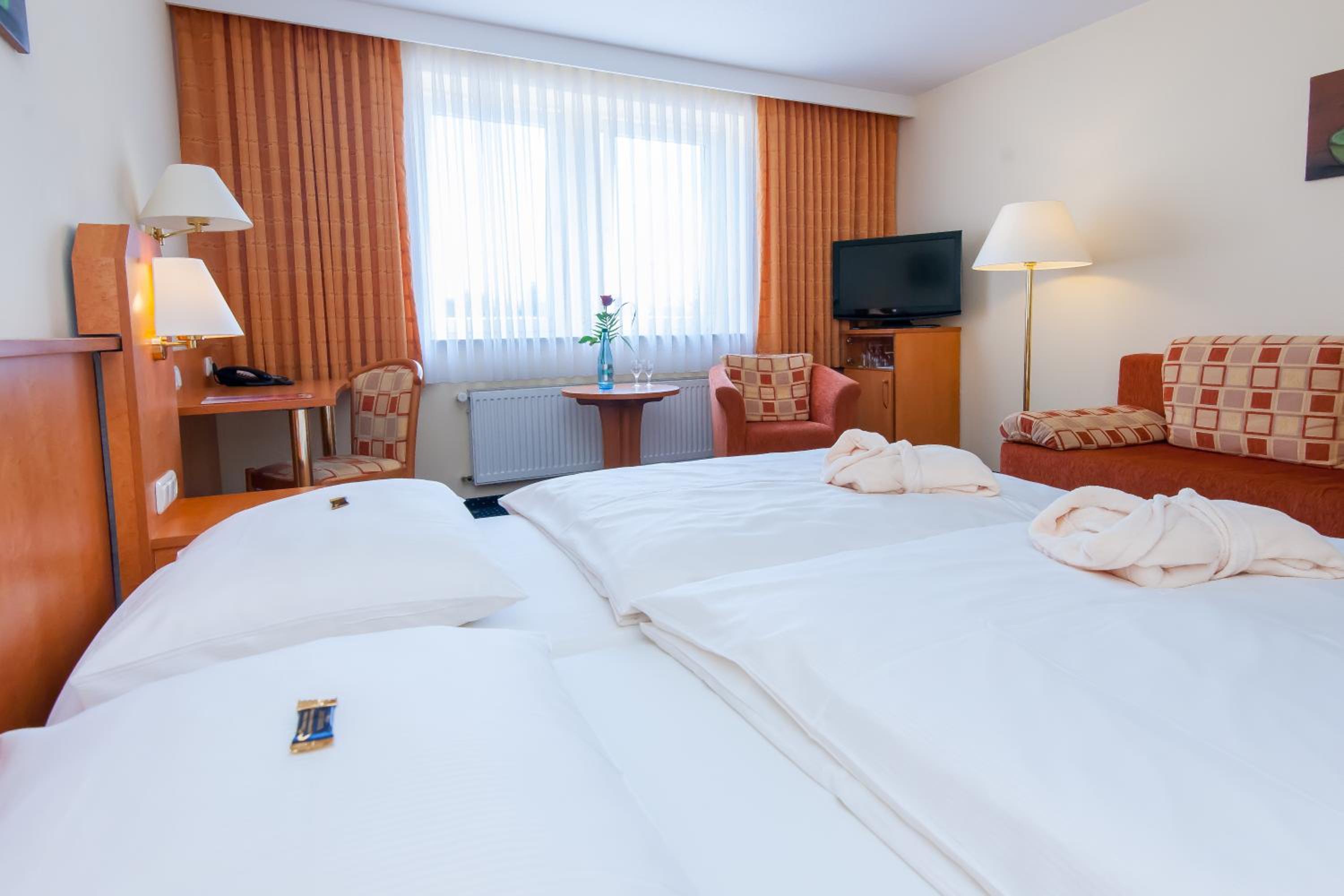 Large Double Room - Photo 4