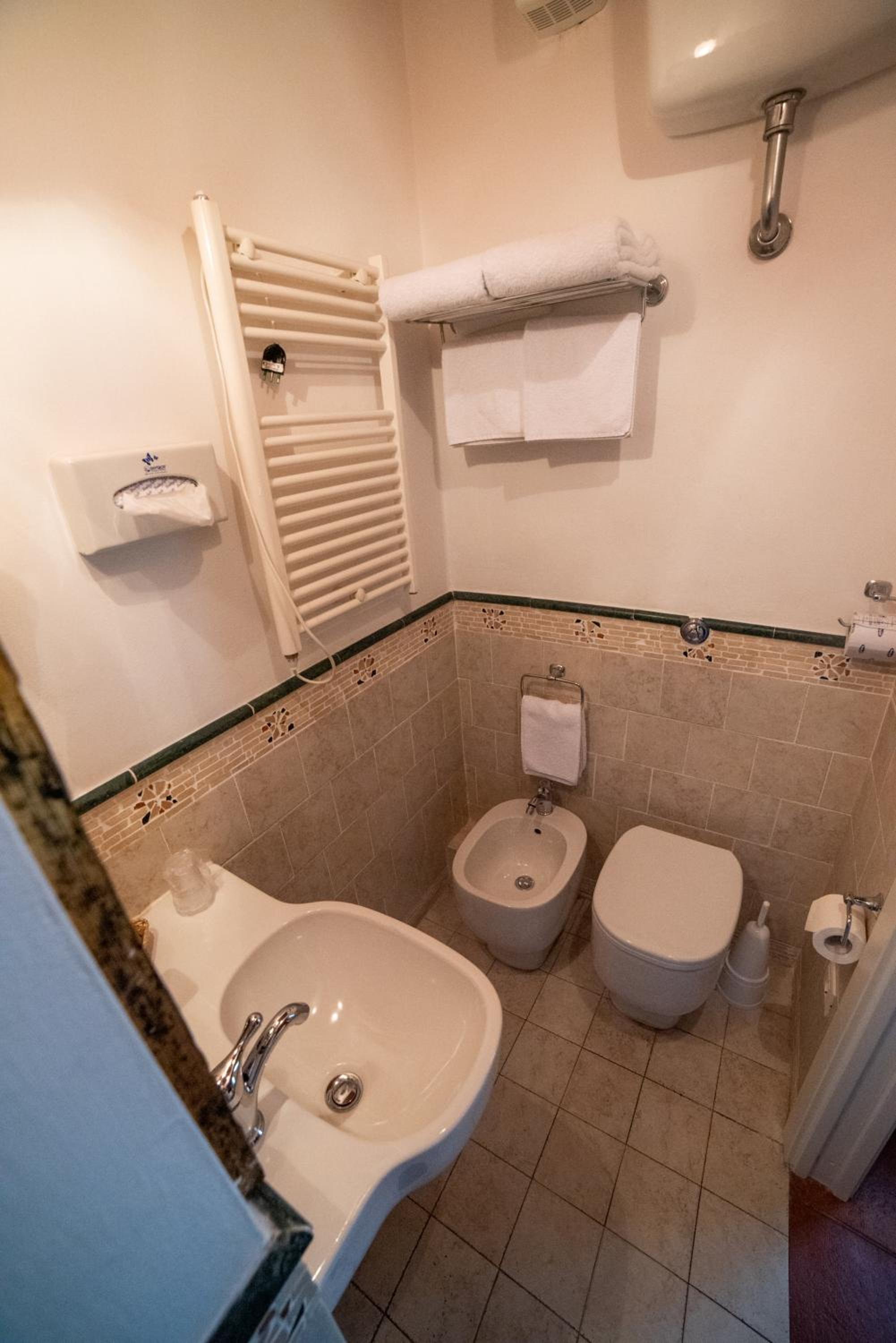 Double Room - Photo 25