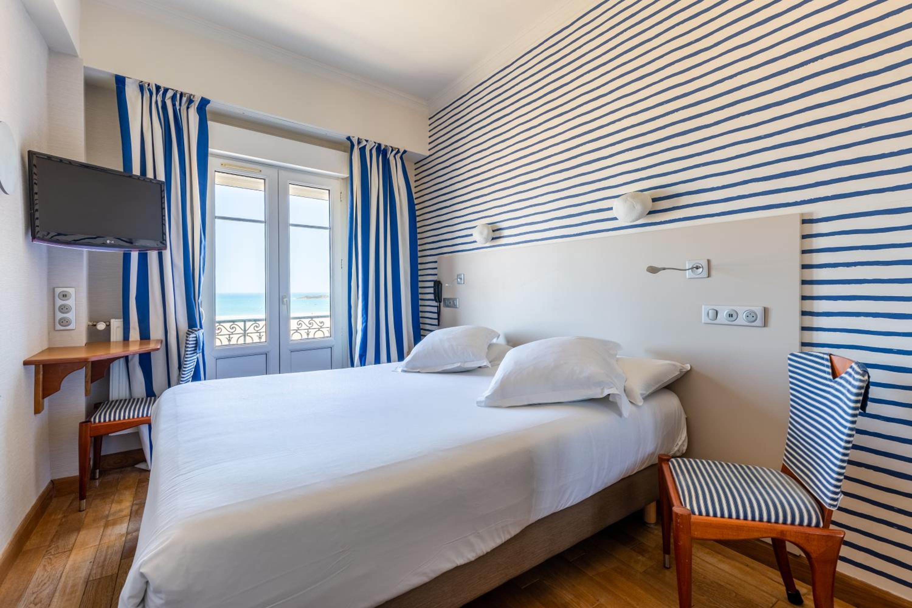 Standard Room with Balcony and Sea View