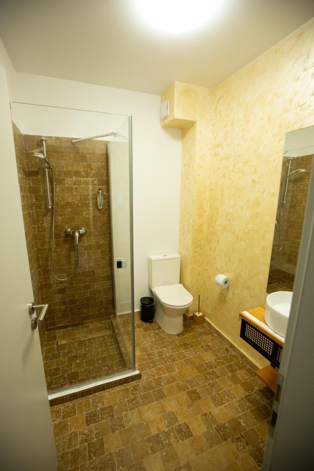 Double Room with Private Bathroom - Photo 7