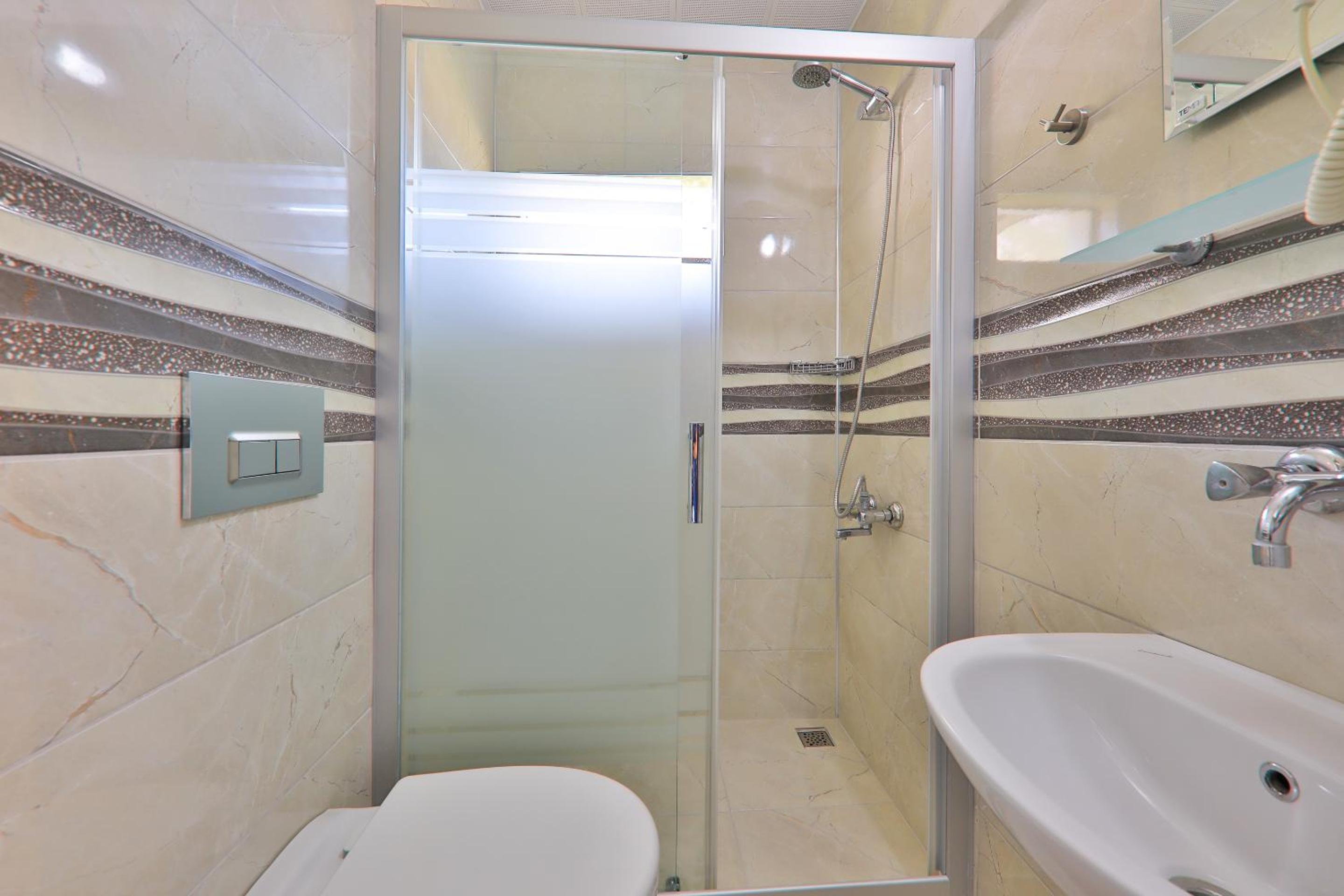 Basic Triple Room photo 3