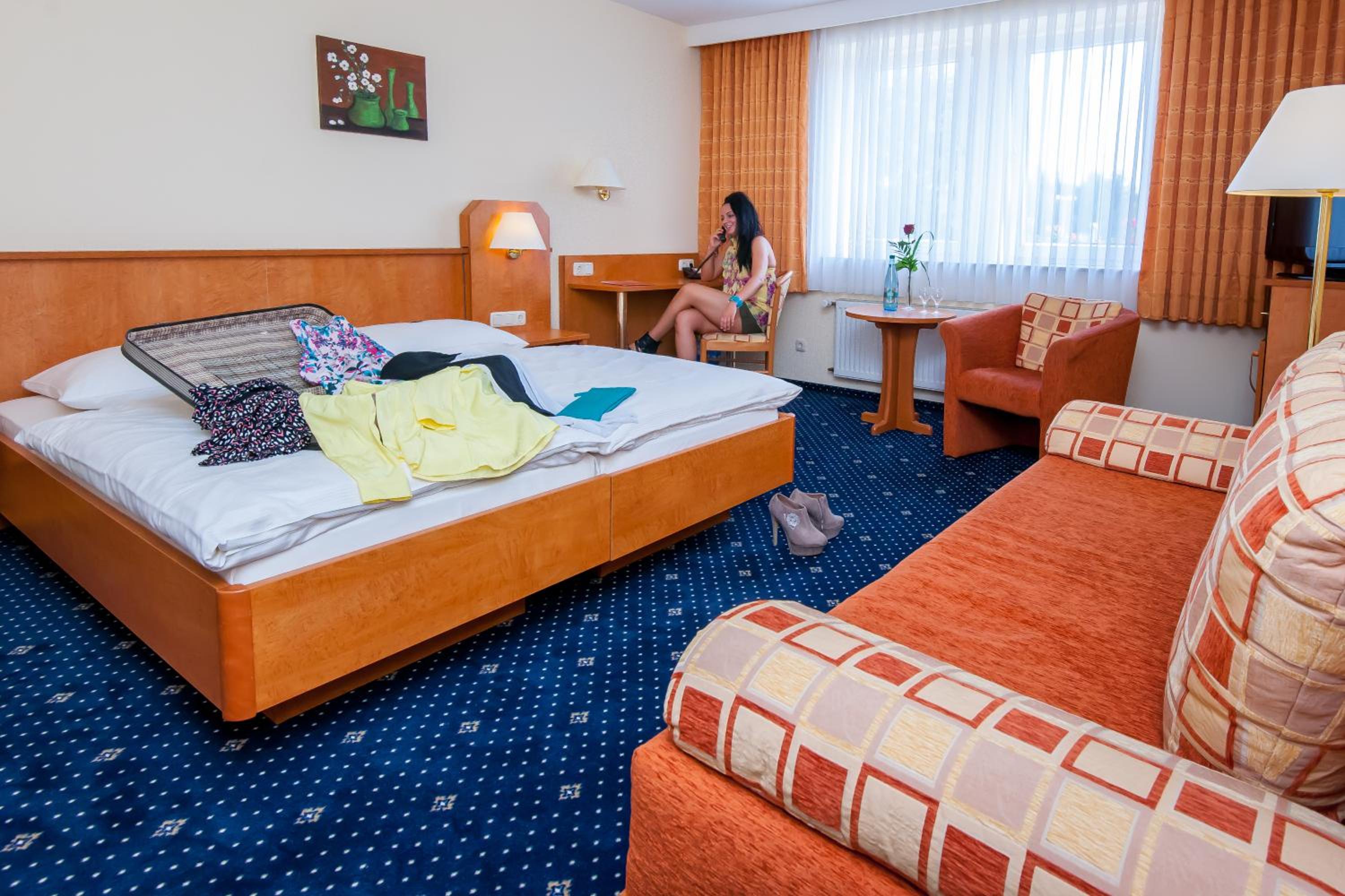 Large Double Room - Photo 3